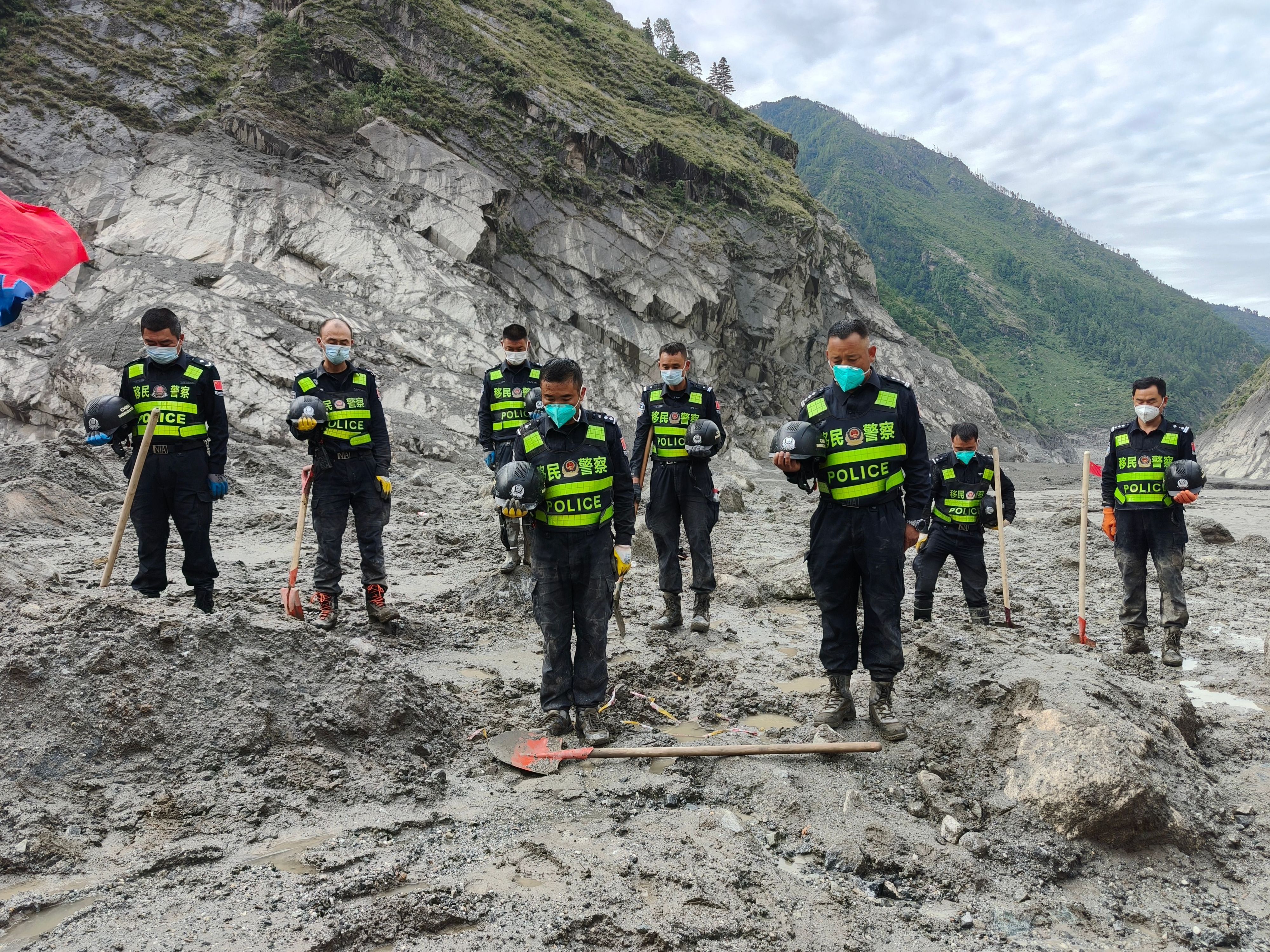 Rettungskräfte legen eine Schweigeminute für die Opfer des Schlammlawinenunglücks vom 26. August in der Nähe des Hafens von Gyirong im Kreis Gyirong in der Autonomen Region Xizang im Südwesten Chinas ein.