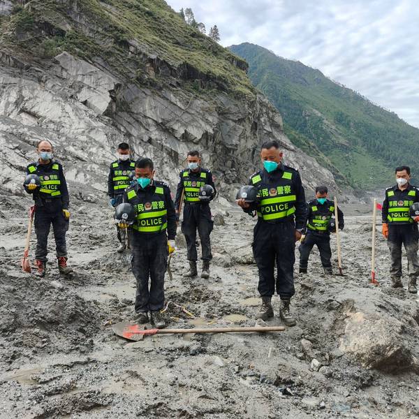 Rettungskräfte legen eine Schweigeminute für die Opfer des Schlammlawinenunglücks vom 26. August in der Nähe des Hafens von Gyirong im Kreis Gyirong in der Autonomen Region Xizang im Südwesten Chinas ein.