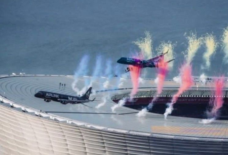 Zwei Passagierjets der südafrikanischen Airline Airlink flogen am Samstag nur rund 12 bis 14 Meter über dem Dach des voll besetzten DHL-Stadions in Kapstadt.