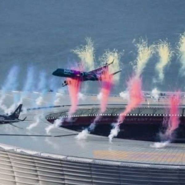 Zwei Passagierjets der südafrikanischen Airline Airlink flogen am Samstag nur rund 12 bis 14 Meter über dem Dach des voll besetzten DHL-Stadions in Kapstadt.