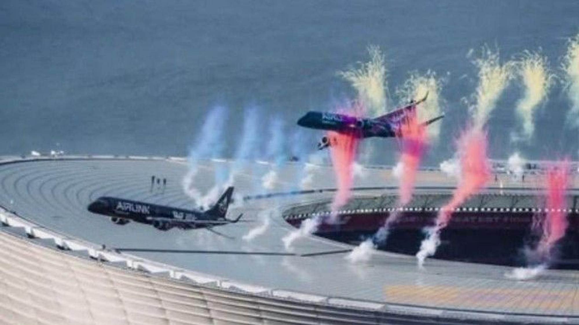 Zwei Passagierjets der südafrikanischen Airline Airlink flogen am Samstag nur rund 12 bis 14 Meter über dem Dach des voll besetzten DHL-Stadions in Kapstadt.