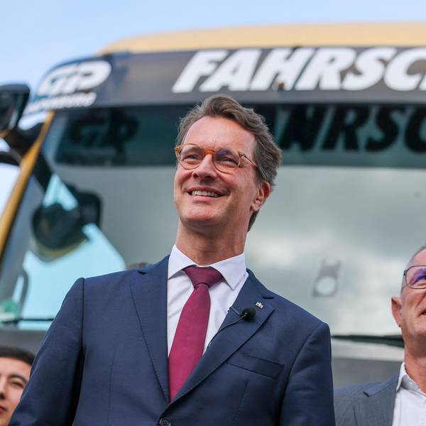 Hendrik Wüst (l, CDU), Ministerpräsident von Nordrhein-Westfalen, steht neben Marco Tullner, stellv. Landesvorsitzender CDU Sachsen-Anhalt, bei einem Unternehmensbesuch bei der Günther Papenburg AG vor einem Fahrschul-Lkw.