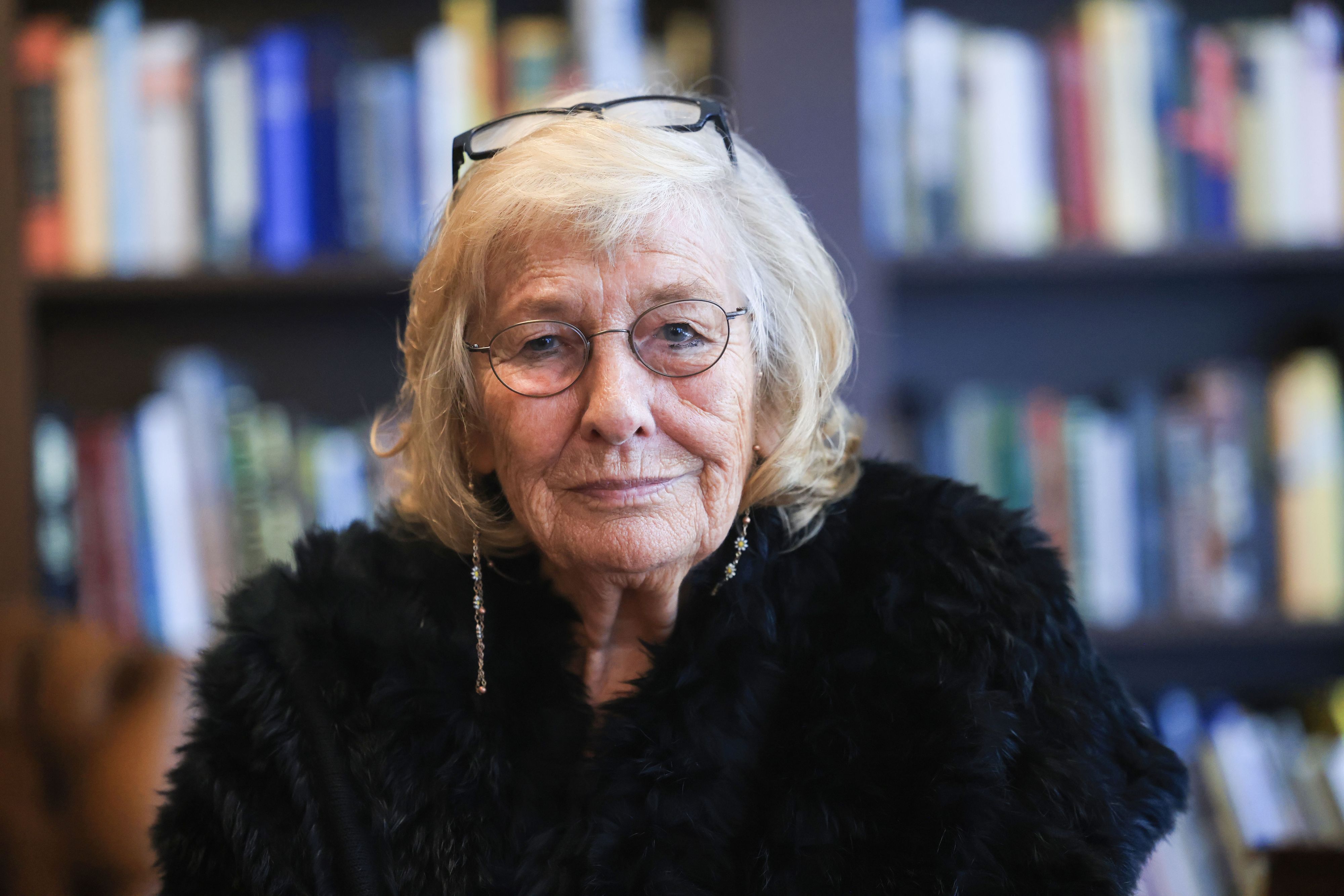 Die Journalistin Carmen Thomas sitzt in einer Bibliothek. (zu dpa: «50 Jahre «Hallo Ü-Wagen» - Carmen Thomas erinnert sich») +++ dpa-Bildfunk +++