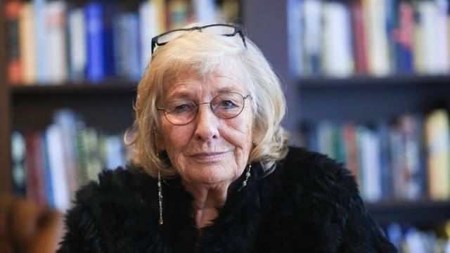 Die Journalistin Carmen Thomas sitzt in einer Bibliothek. (zu dpa: «50 Jahre «Hallo Ü-Wagen» - Carmen Thomas erinnert sich») +++ dpa-Bildfunk +++