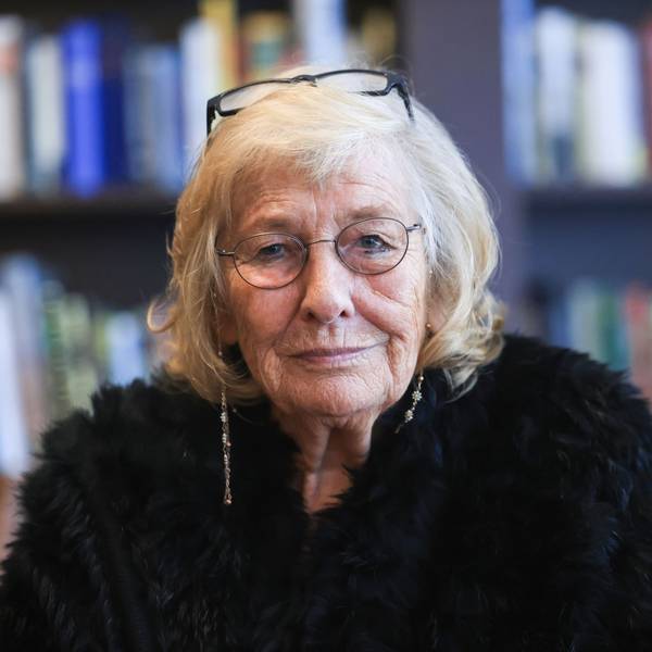 Die Journalistin Carmen Thomas sitzt in einer Bibliothek. (zu dpa: «50 Jahre «Hallo Ü-Wagen» - Carmen Thomas erinnert sich») +++ dpa-Bildfunk +++