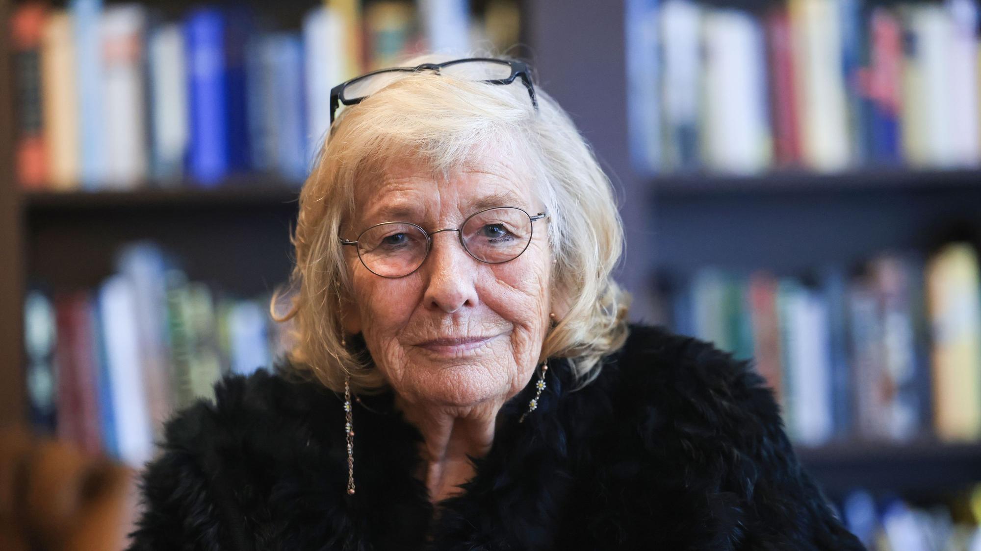 Die Journalistin Carmen Thomas sitzt in einer Bibliothek. (zu dpa: «50 Jahre «Hallo Ü-Wagen» - Carmen Thomas erinnert sich») +++ dpa-Bildfunk +++