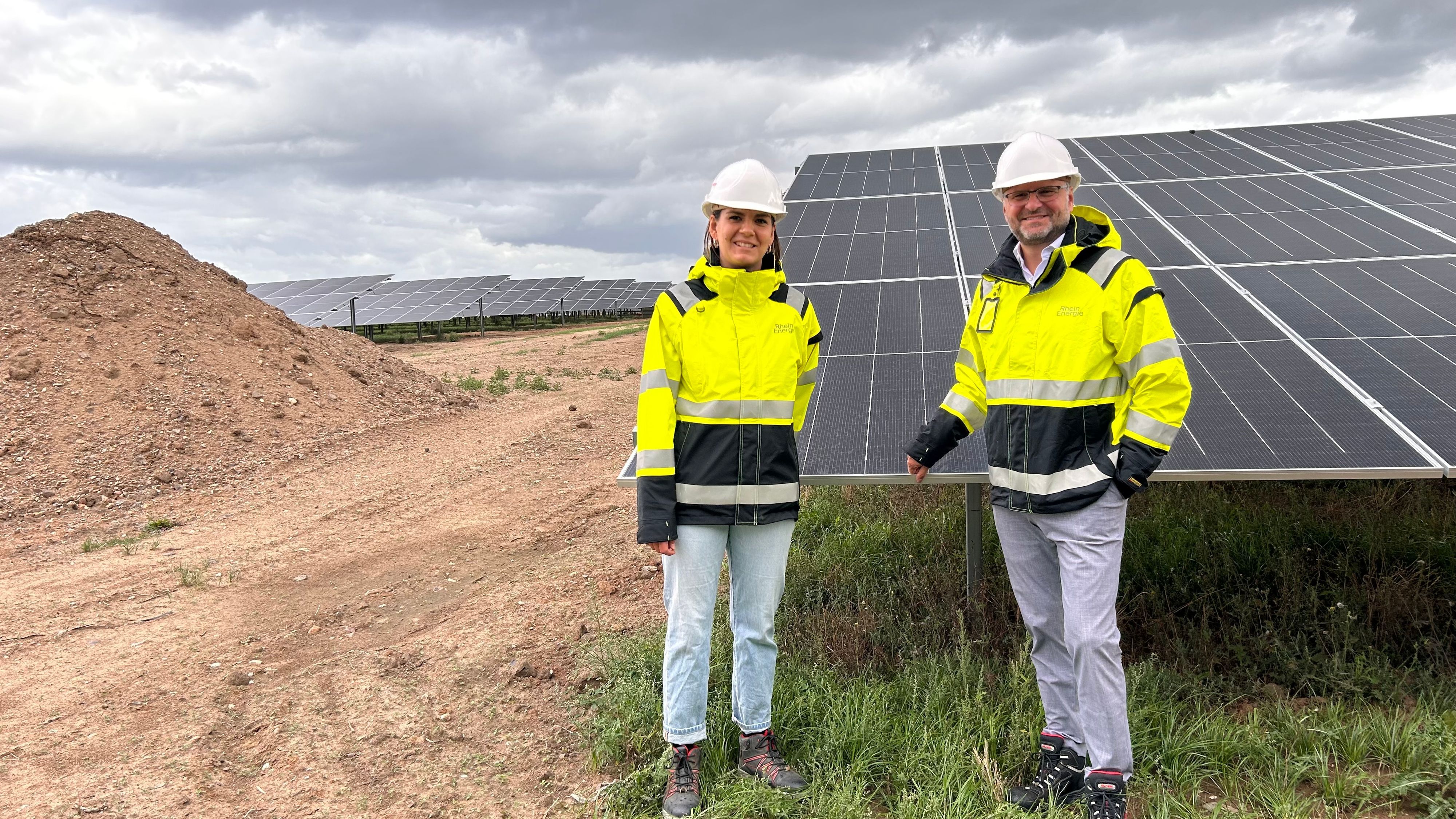 PV-Anlage in Köln Rondorf, mit Projektleiterin Clara Ukat und Rhein-Energie-Chef Andreas Feicht