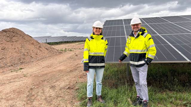PV-Anlage in Köln Rondorf, mit Projektleiterin Clara Ukat und Rhein-Energie-Chef Andreas Feicht
