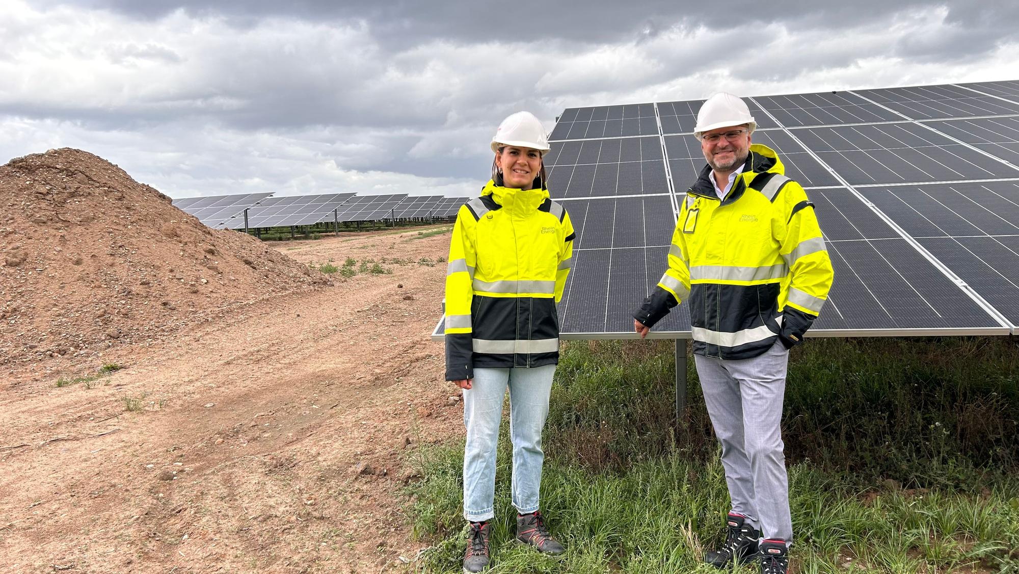 PV-Anlage in Köln Rondorf, mit Projektleiterin Clara Ukat und Rhein-Energie-Chef Andreas Feicht