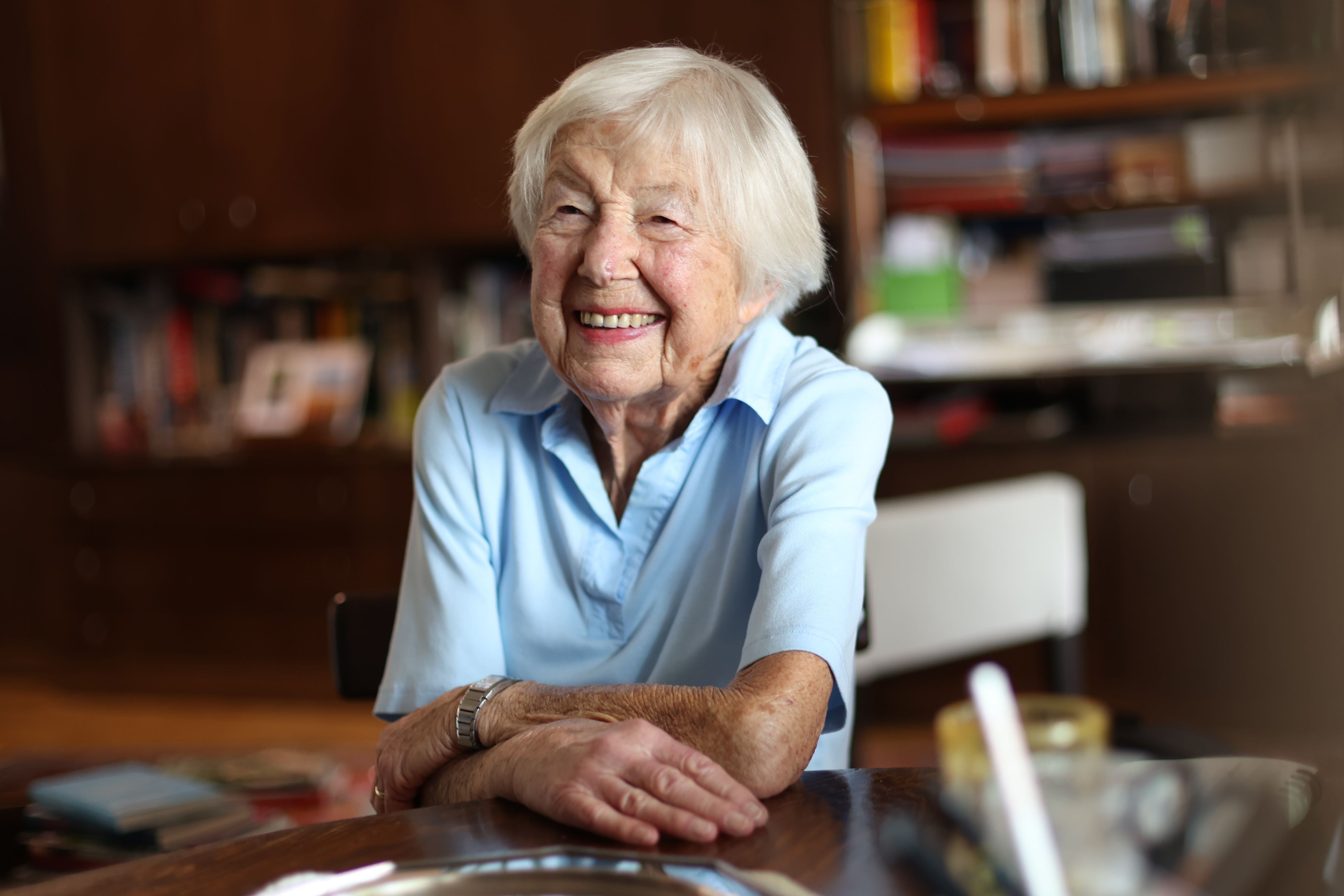 Helga Schmitt im Porträt. Sie lacht in einer Gesprächssituation in die Kamera.