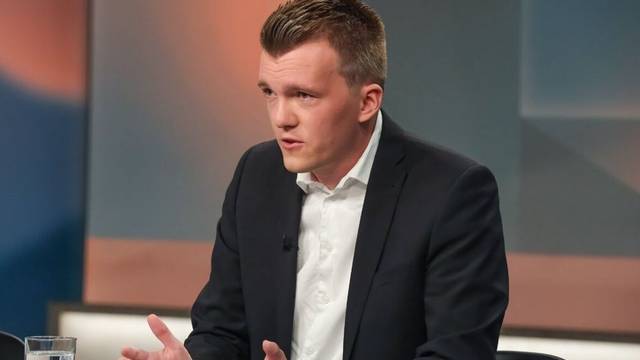 Luca Piwodda ärgerte sich bei „Hart aber fair“ über die etablierten Parteien. (Bild: WDR/Oliver Ziebe)