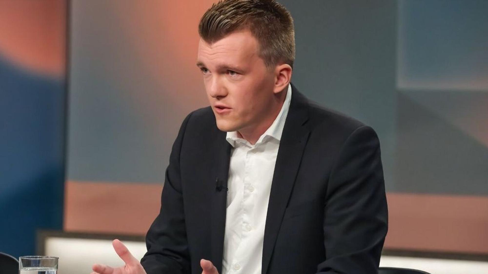 Luca Piwodda ärgerte sich bei „Hart aber fair“ über die etablierten Parteien. (Bild: WDR/Oliver Ziebe)