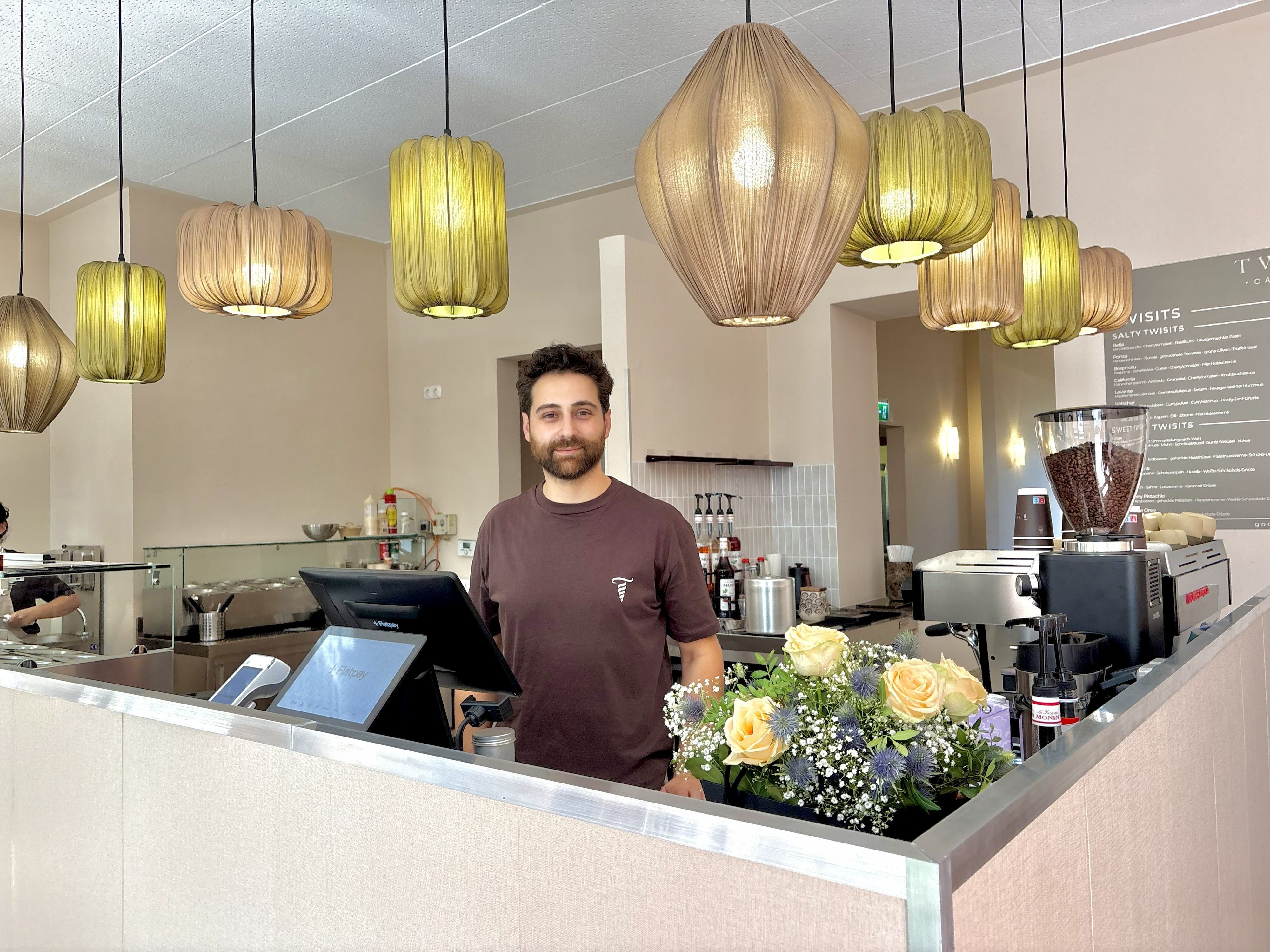 Das neue Twisit Café mit dem Chef hinter der Theke.