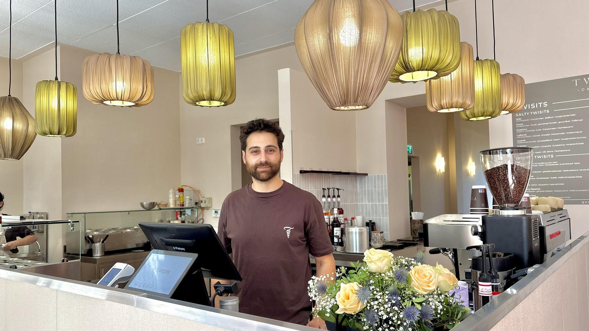 Das neue Twisit Café mit dem Chef hinter der Theke.