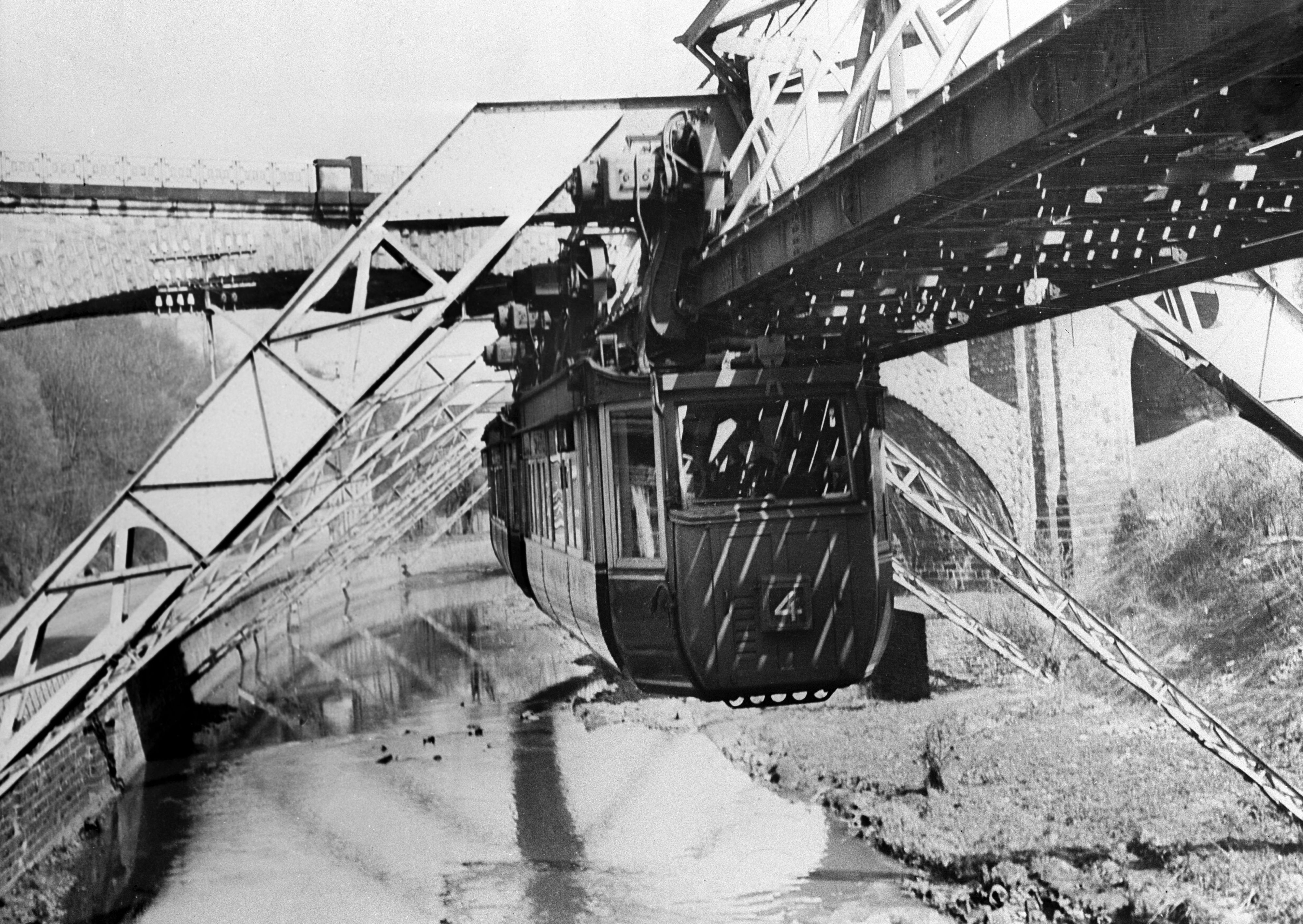 Die Schwebebahn fährt im Februar 1951 über der Wupper. (Archivfoto)