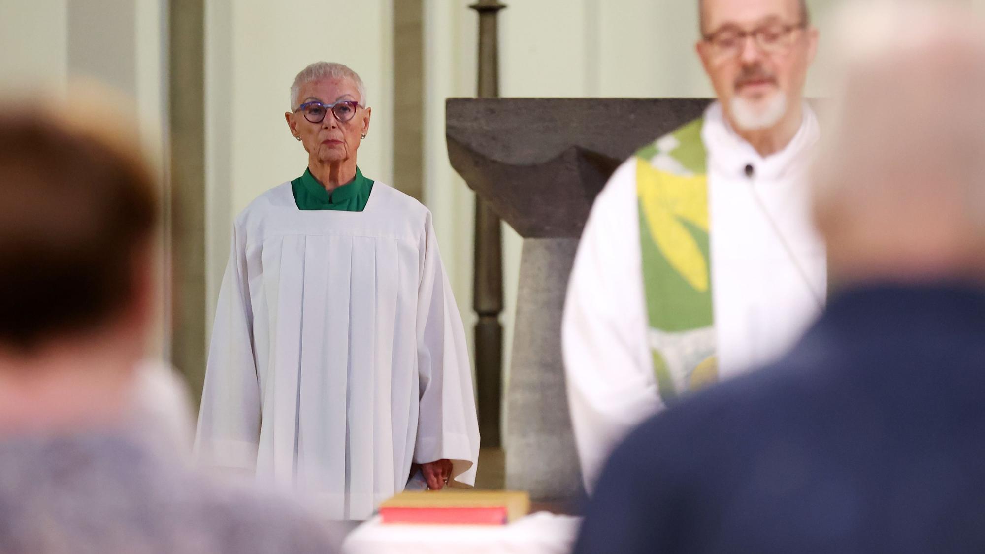 29.08.2026. Köln: Leonore Kalmes ist 90 Jahre alt und mutmaßlich Kölns älteste Ministrantin. Jeden Samstag dient sie in St. Mauritius Messe. Hier mit Pater Stephan Kessler SJ. Foto: Martina Goyert