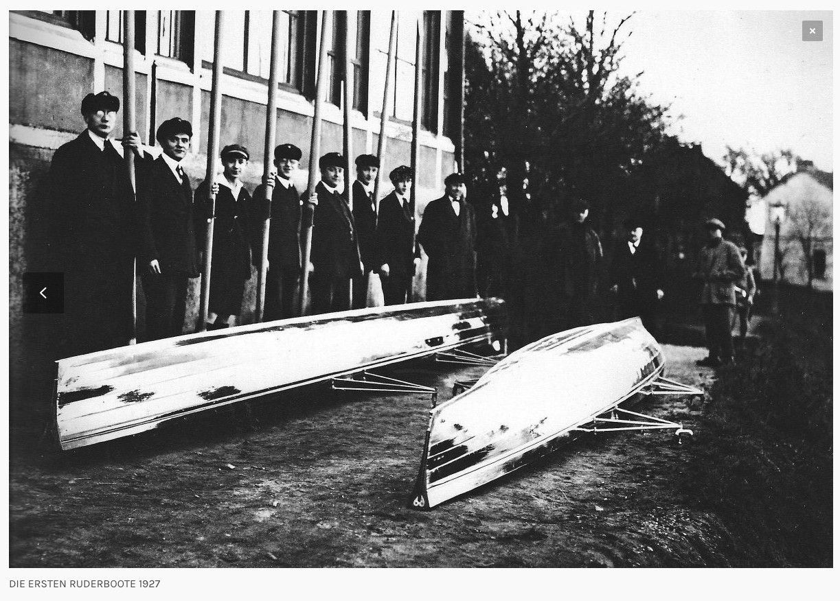 Seriös gekleidete Wassersportler des Cfwp mit den ersten eigenen Ruderbooten im Jahr 1927.