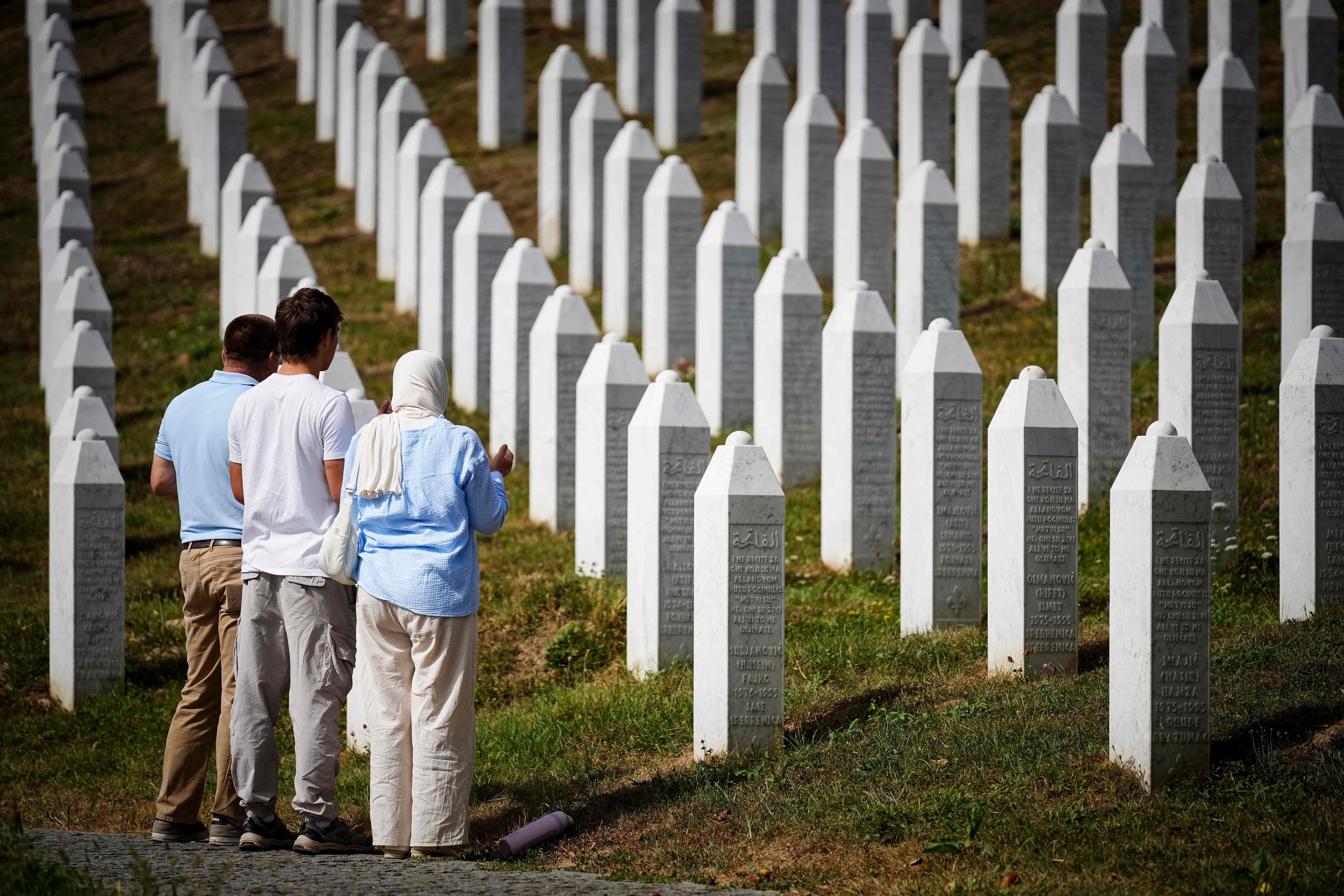 Menschen besuchen nach dem Tod von Ratko Mladić das Gedenkzentrum nahe Srebrenica.