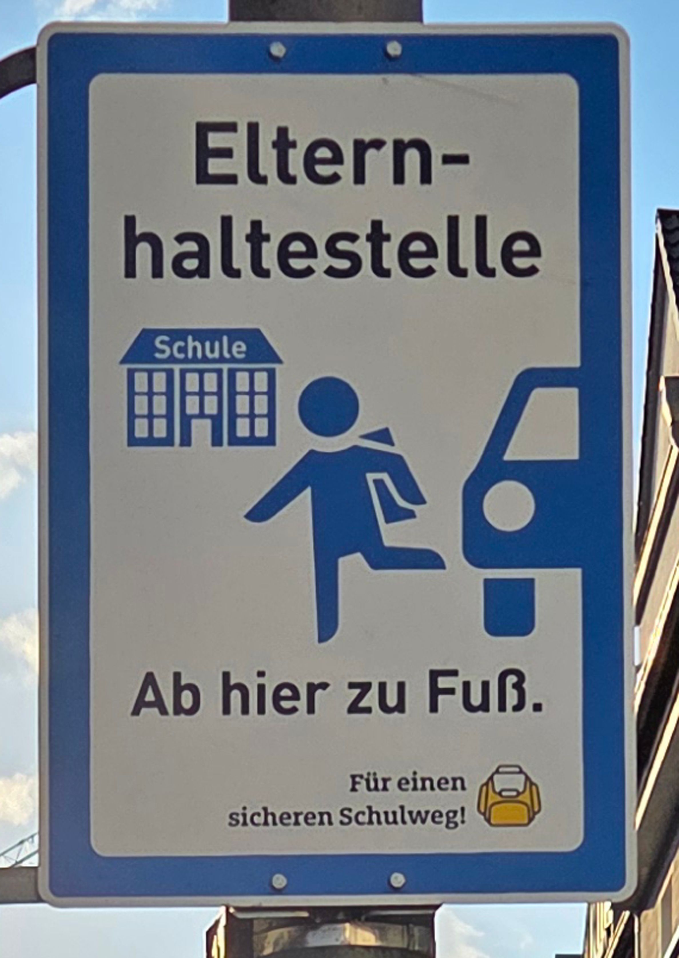 So sehen die Hinweisschilder für die Elternhaltestellen aus.