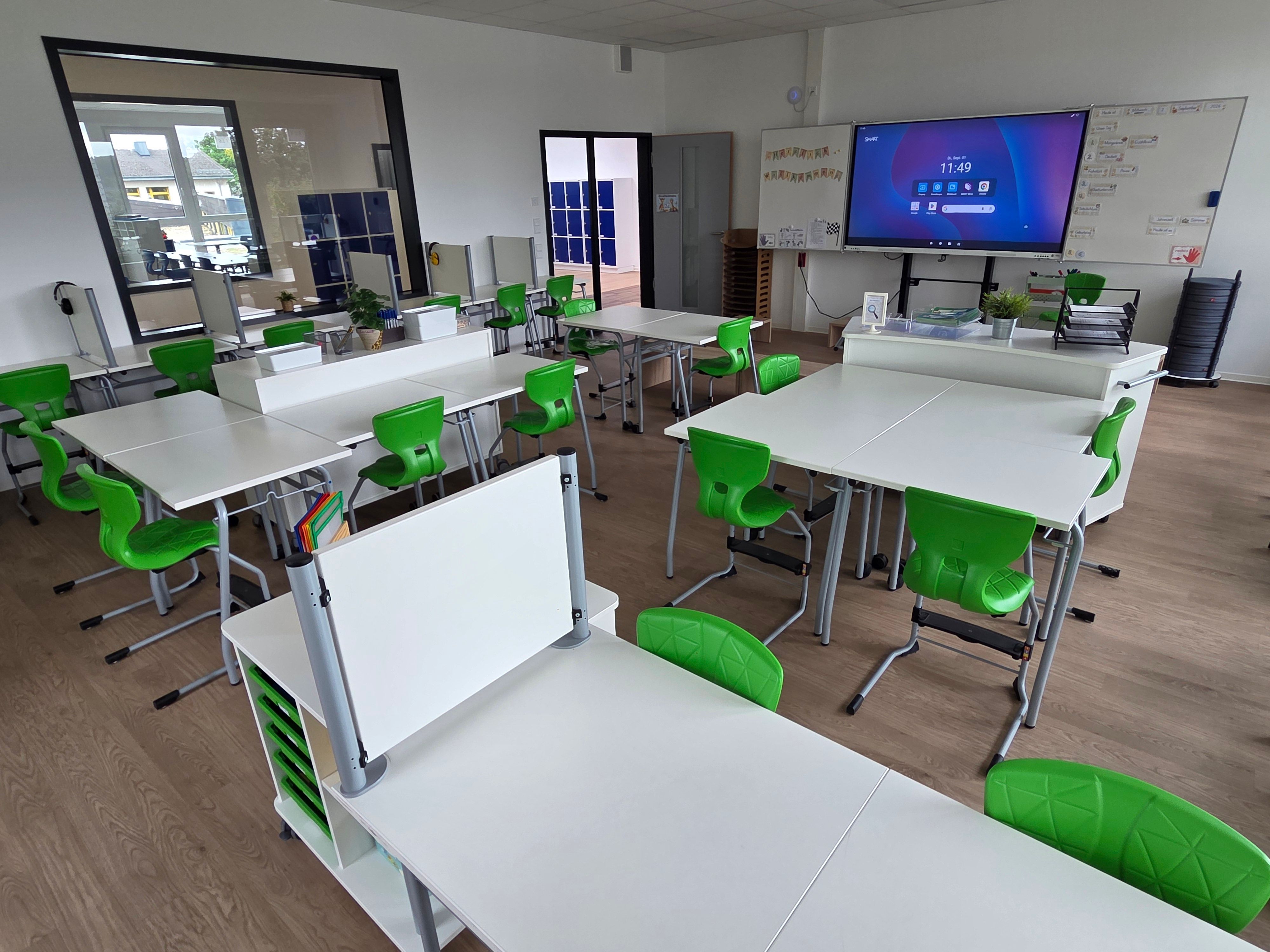 Die neuen Klassenzimmer in Waldbröl-Isengarten sind in den Farben Grün, Rot, Blau und Gelb gehalten. Das Mobiliar darin ist vielfältig verwendbar und in Sekundenschnelle umbaubar.