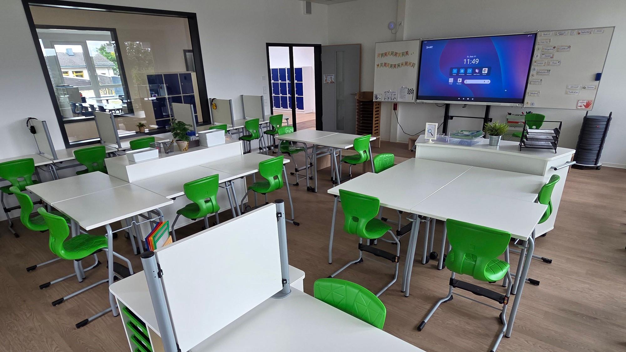 Die neuen Klassenzimmer in Waldbröl-Isengarten sind in den Farben Grün, Rot, Blau und Gelb gehalten. Das Mobiliar darin ist vielfältig verwendbar und in Sekundenschnelle umbaubar.