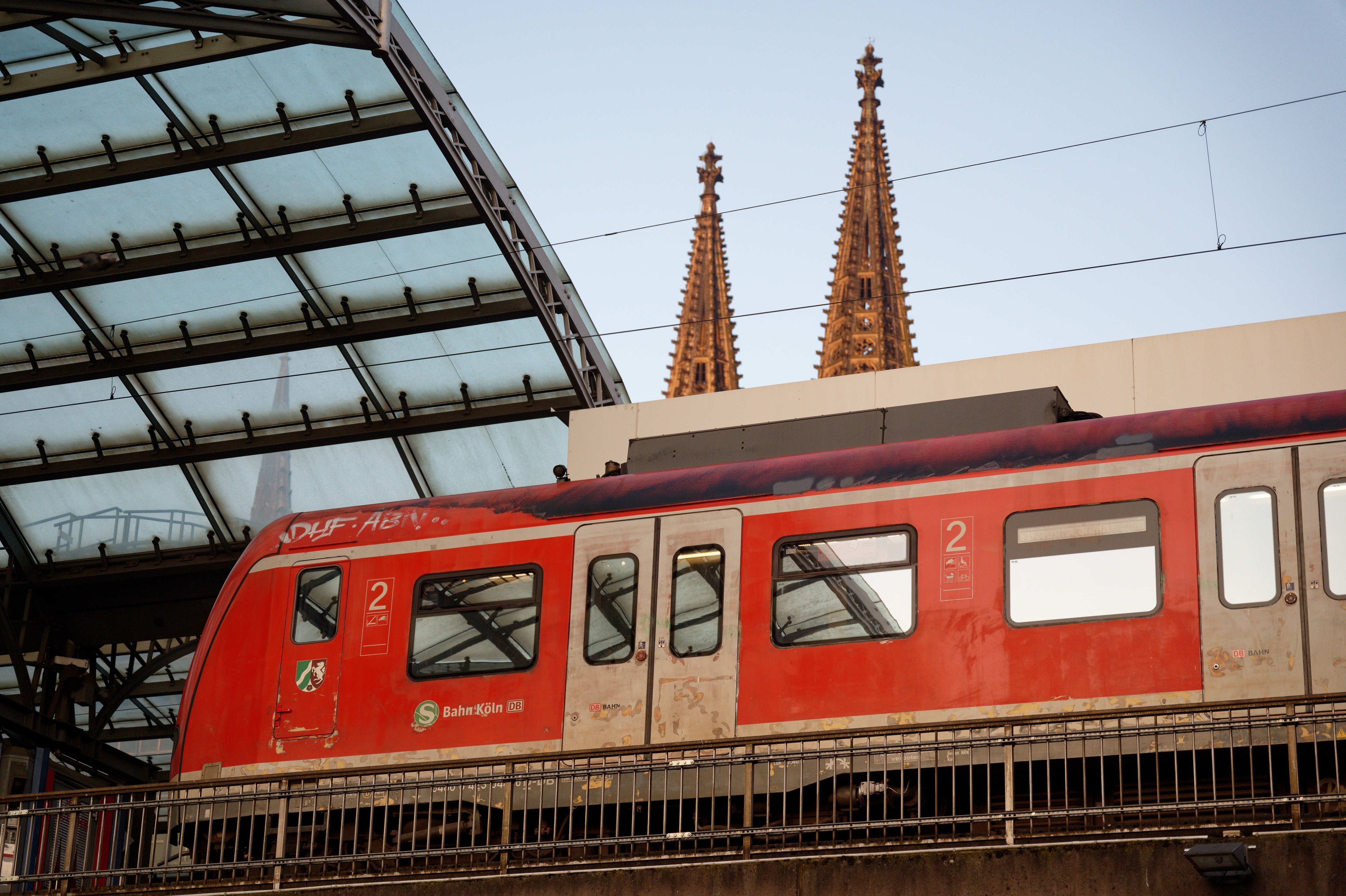 Eine S-Bahn steht im Hauptbahnhof in Köln.(Archivfoto)