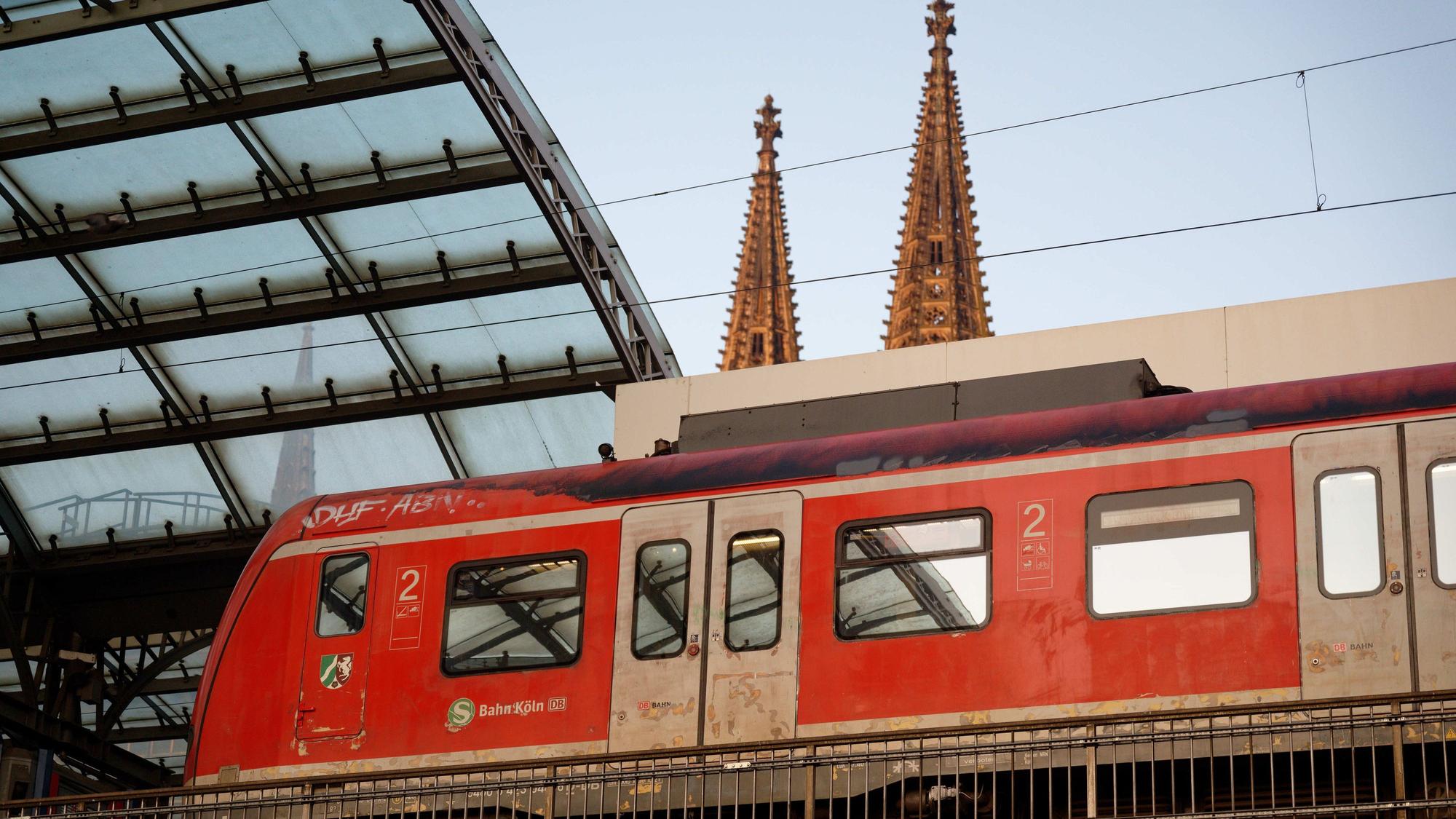 Die Deutsche Bahn erneuert Gleise zwischen Köln und Aachen. Die Bauarbeiten führen Ende Oktober zu Ausfällen auf mehreren Regional- und S-Bahn-Linien.