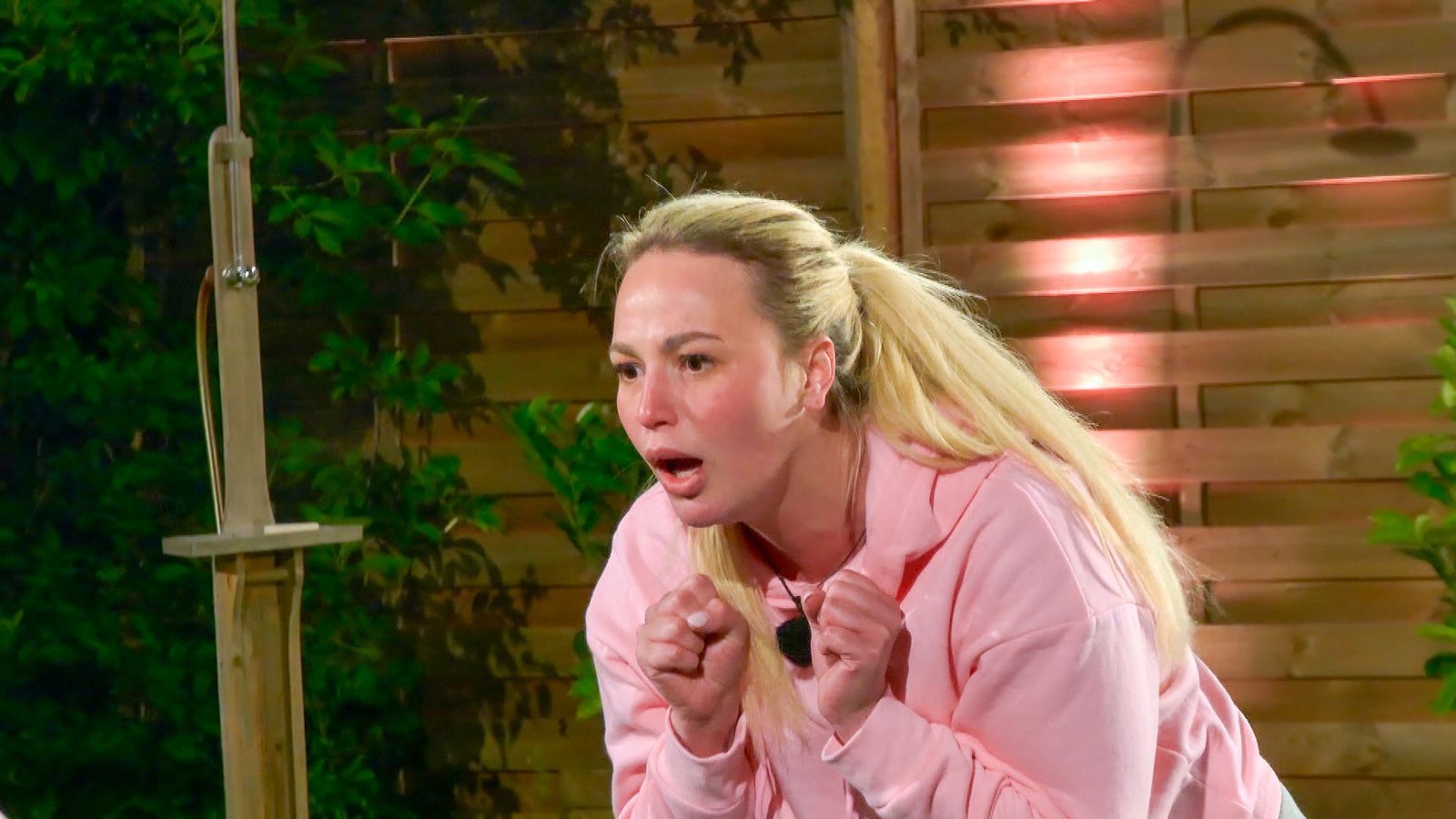 Anita (Bild) geht schnell an die Decke - vor allem, wenn es um Hati geht.  (Bild: RTL)