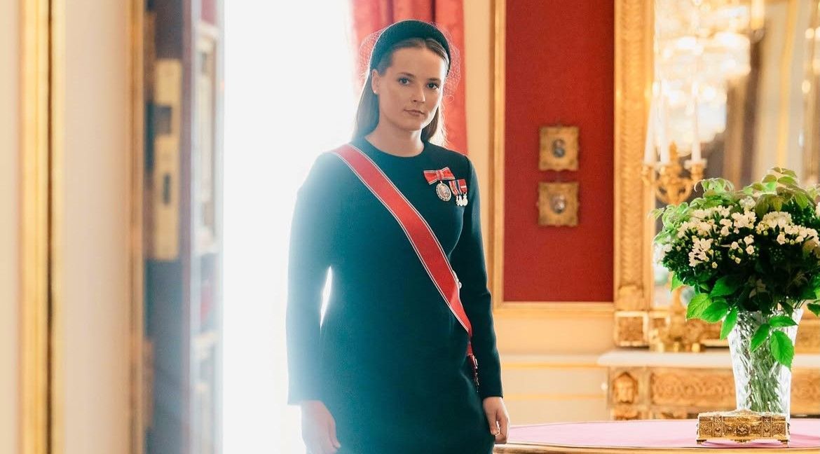 Das norwegische Königshaus hat am Dienstag offizielle Porträts von Kronprinzessin Ingrid Alexandra veröffentlicht, die sie bei der feierlichen Unterzeichnung ihres Verfassungseids im königlichen Schloss zeigen.