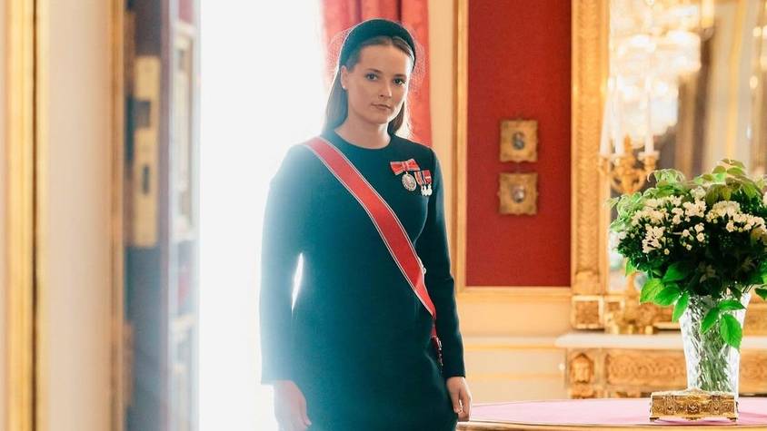 Das norwegische Königshaus hat am Dienstag offizielle Porträts von Kronprinzessin Ingrid Alexandra veröffentlicht, die sie bei der feierlichen Unterzeichnung ihres Verfassungseids im königlichen Schloss zeigen.