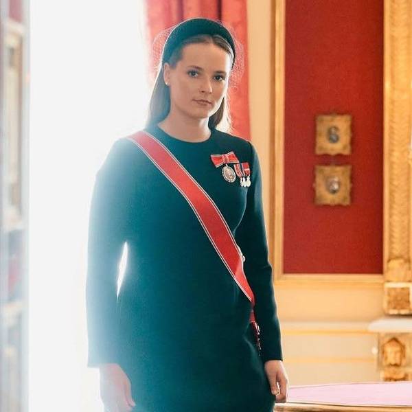 Das norwegische Königshaus hat am Dienstag offizielle Porträts von Kronprinzessin Ingrid Alexandra veröffentlicht, die sie bei der feierlichen Unterzeichnung ihres Verfassungseids im königlichen Schloss zeigen.