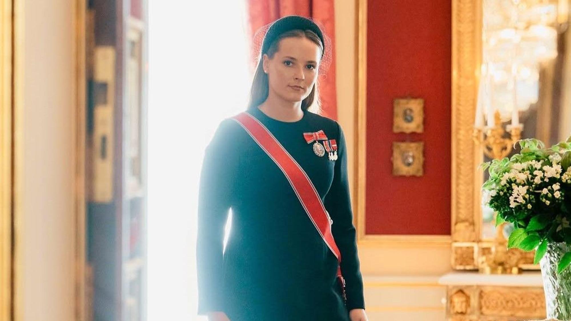 Das norwegische Königshaus hat am Dienstag offizielle Porträts von Kronprinzessin Ingrid Alexandra veröffentlicht, die sie bei der feierlichen Unterzeichnung ihres Verfassungseids im königlichen Schloss zeigen.