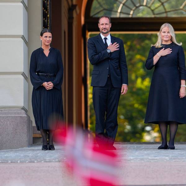 König Haakon VIII. und Königin Mette-Marit blicken gemeinsam mit Prinzessin Märtha Louise (links) und Königin Sonja auf das Blumenmeer vor dem Osloer Schloss.
