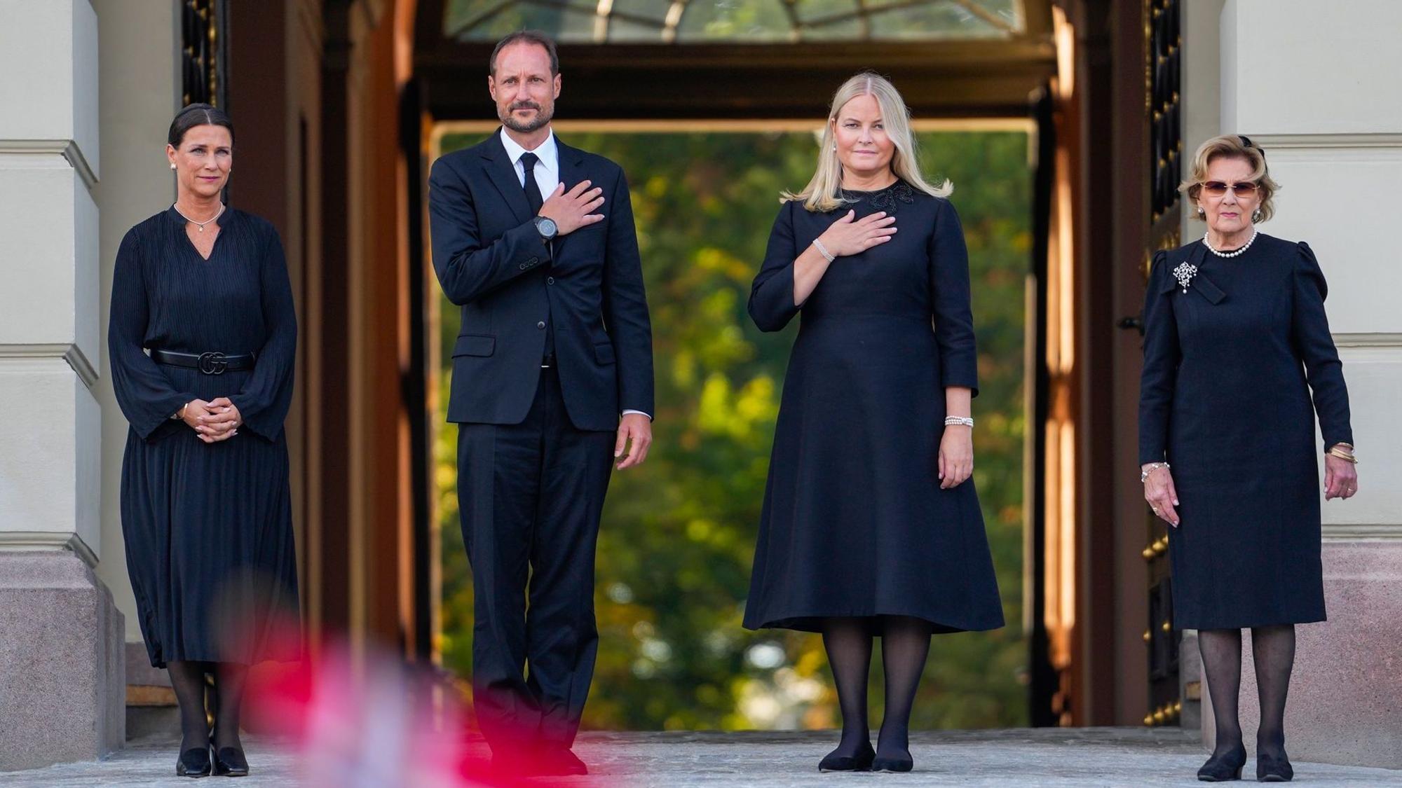 König Haakon VIII. und Königin Mette-Marit blicken gemeinsam mit Prinzessin Märtha Louise (links) und Königin Sonja auf das Blumenmeer vor dem Osloer Schloss.