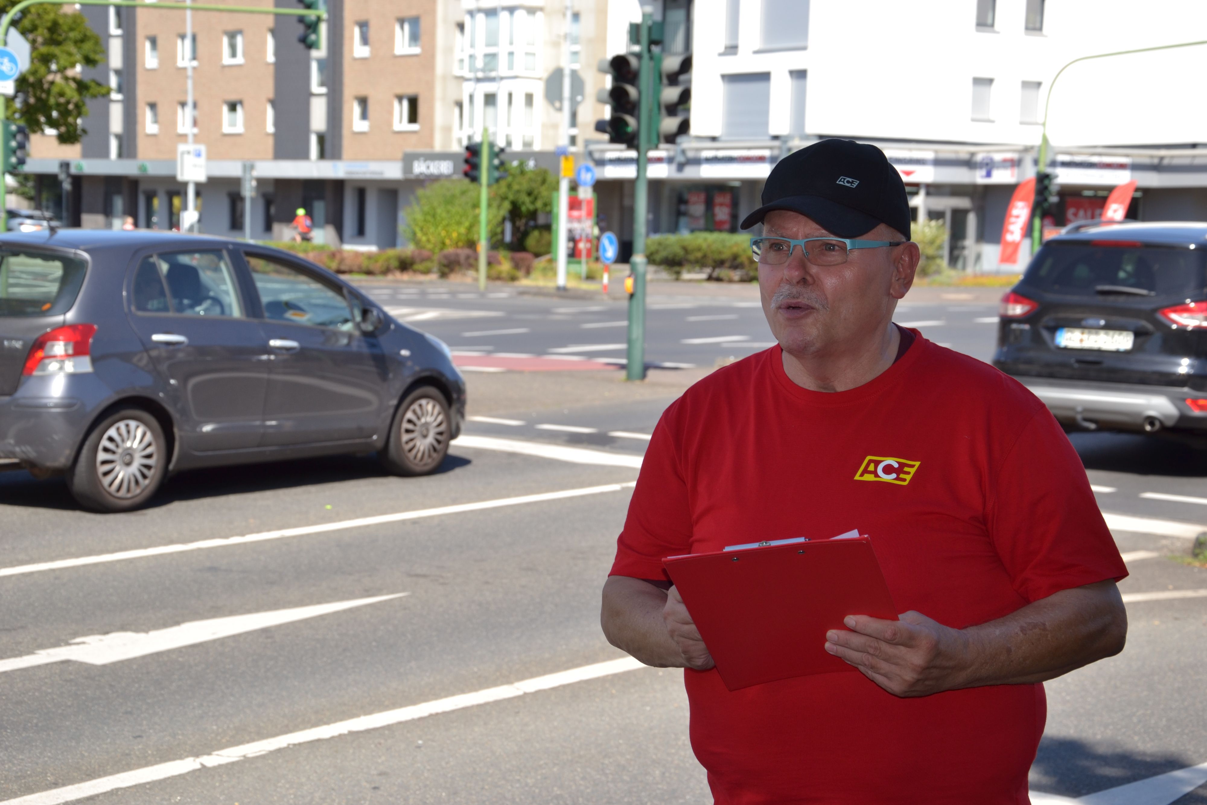 Klaus-Dieter Oleksin vom ACE hat in Leverkusen kontrolliert, wie viele Autofahrer während der Fahrt das Handy nutzten.