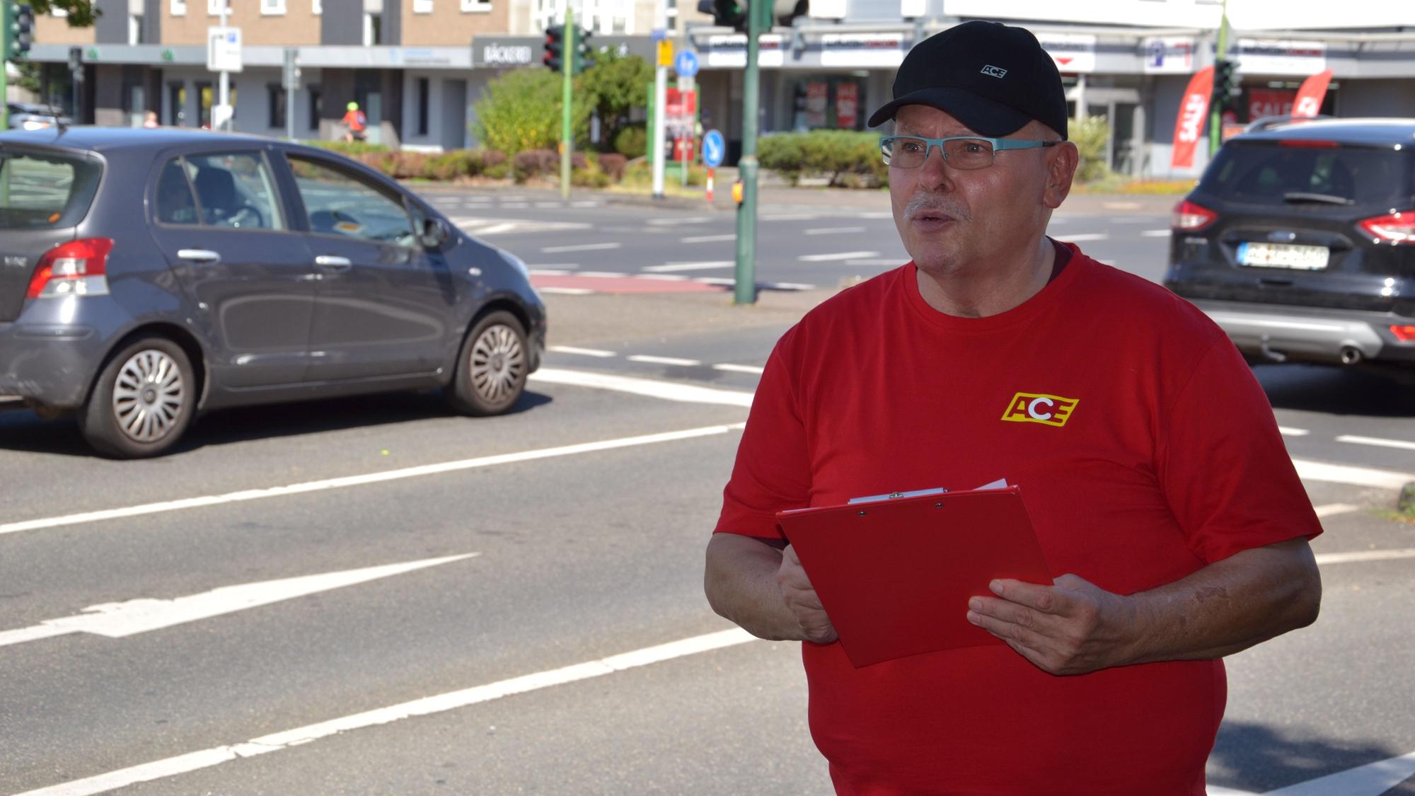 Klaus-Dieter Oleksin vom ACE hat in Leverkusen kontrolliert, wie viele Autofahrer während der Fahrt das Handy nutzten.