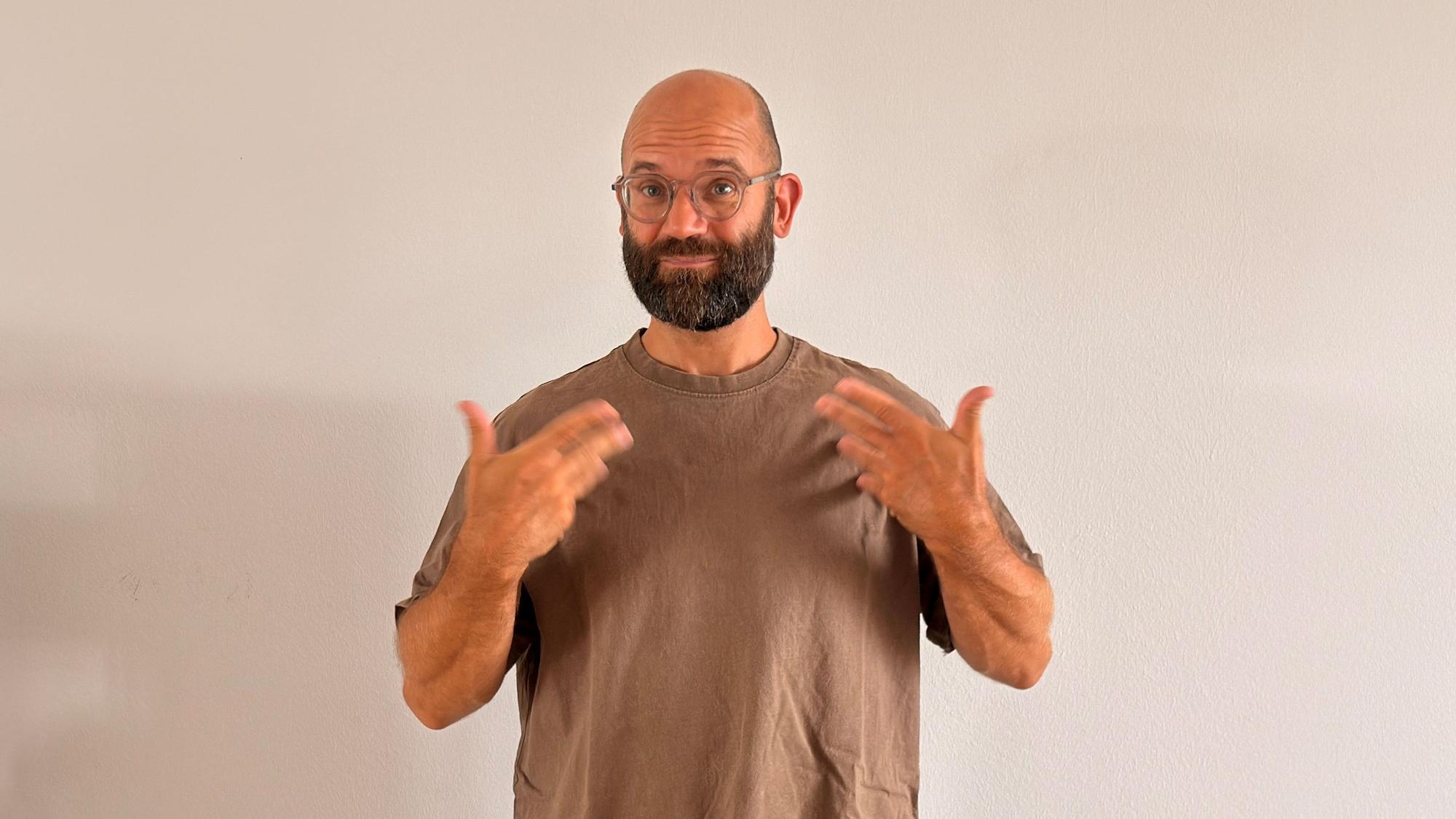 Auf dem Bild ist ein Gebärdendolmetscher zu sehen.