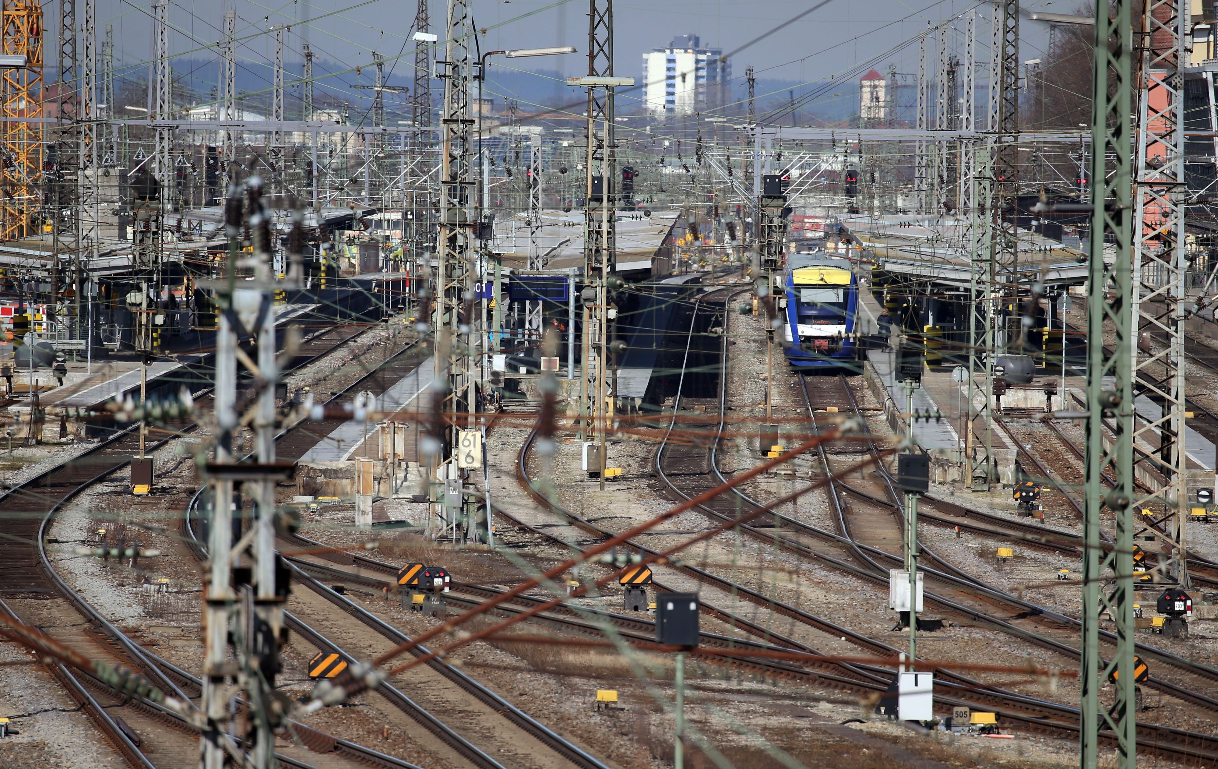 Nach einer Explosion steht der Zugverkehr am Hauptbahnhof Augsburg still. (Archivbild)