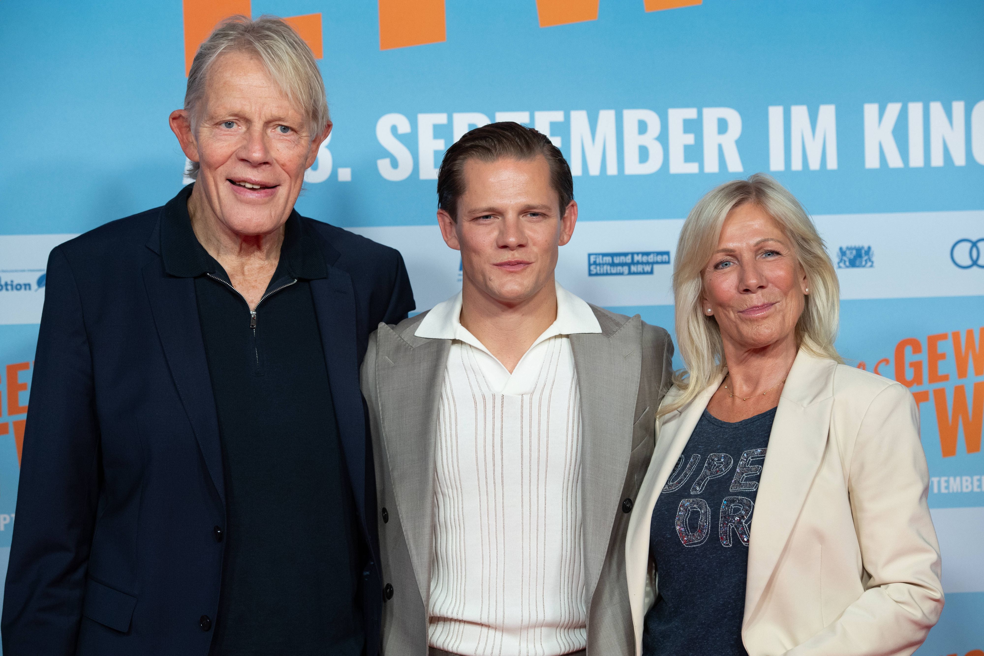 Schauspieler Max von der Groeben mit seinen Eltern Alexander und Ulrike bei der Veranstaltung in Köln.