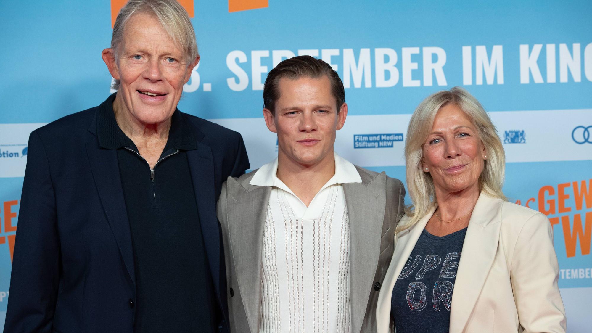 Schauspieler Max von der Groeben mit seinen Eltern Alexander und Ulrike bei der Veranstaltung in Köln.