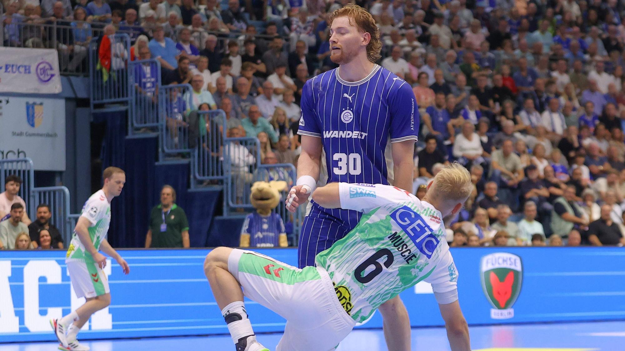 Matthias Musche rutscht aus und prallt in Tom Kiesler.