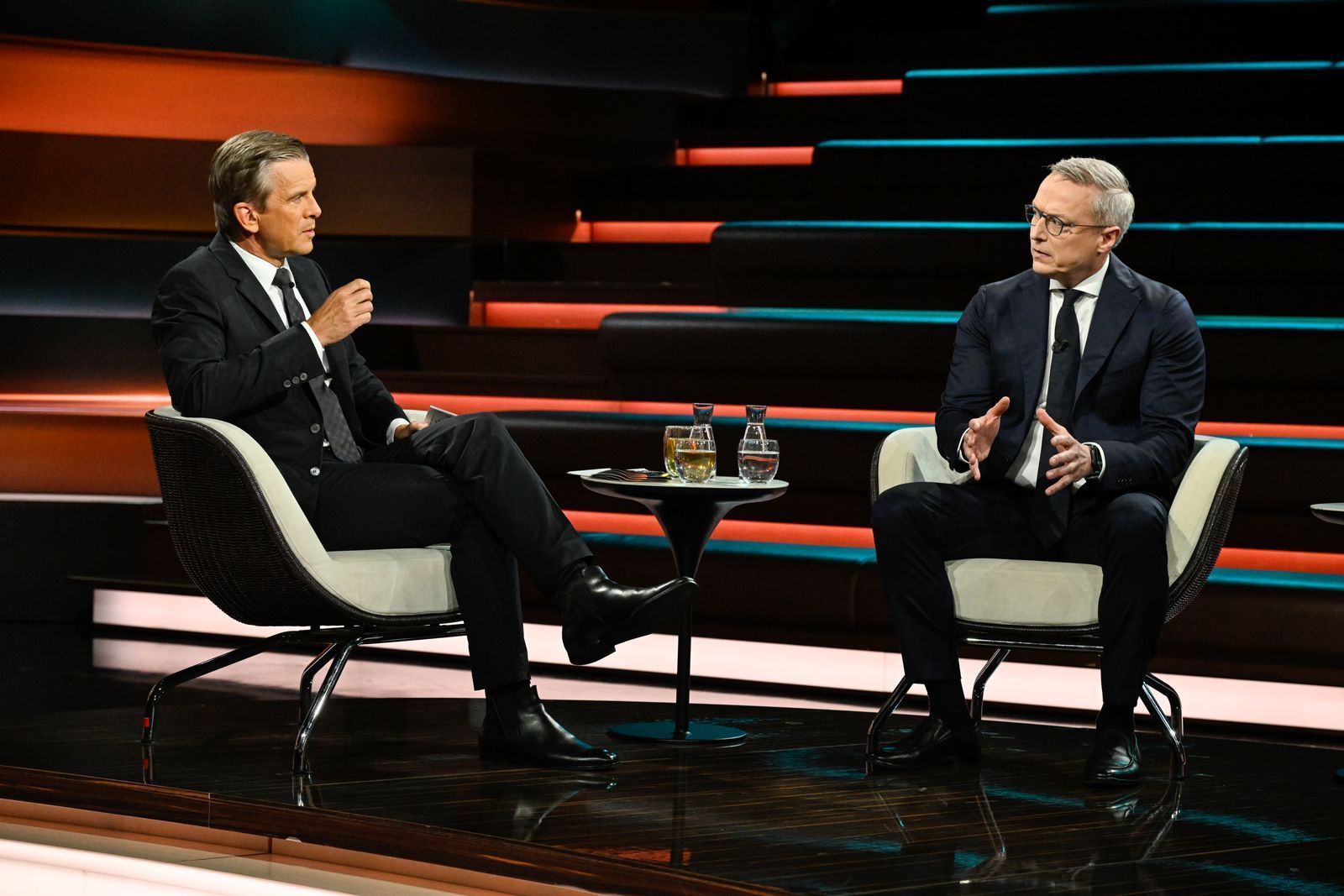 „Selbstverständlich ist die Situation außerordentlich kritisch gewesen“, räumte Karsten Wildberger (r.) im Gespräch mit Markus Lanz ein. (Bild: ZDF / Markus Hertrich)