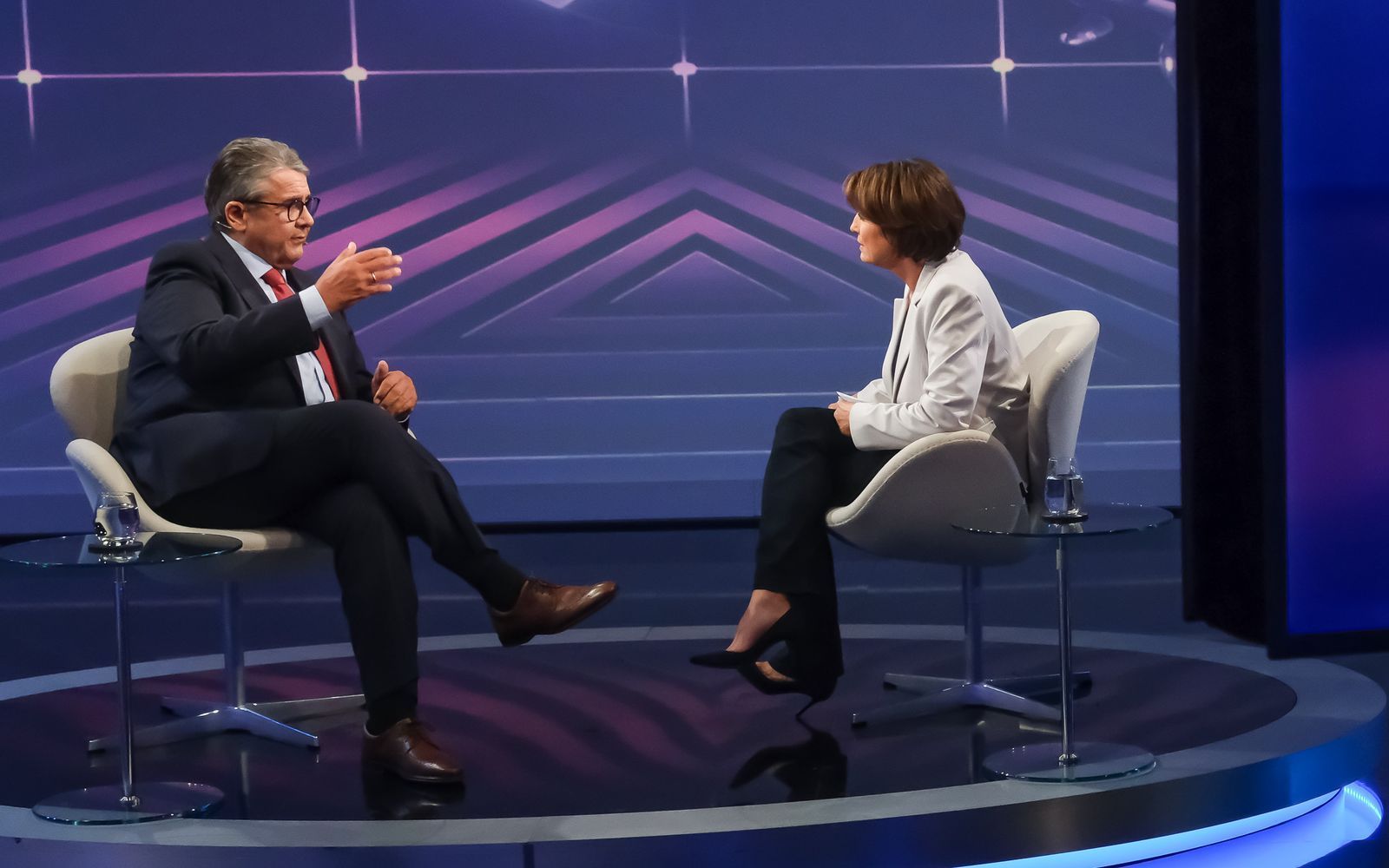 „Es spricht vieles dafür, dass Russland versucht, uns zu destabilisieren“, sagt Sigmar Gabriel bei „Maischberger“. (Bild: WDR/Oliver Ziebe)