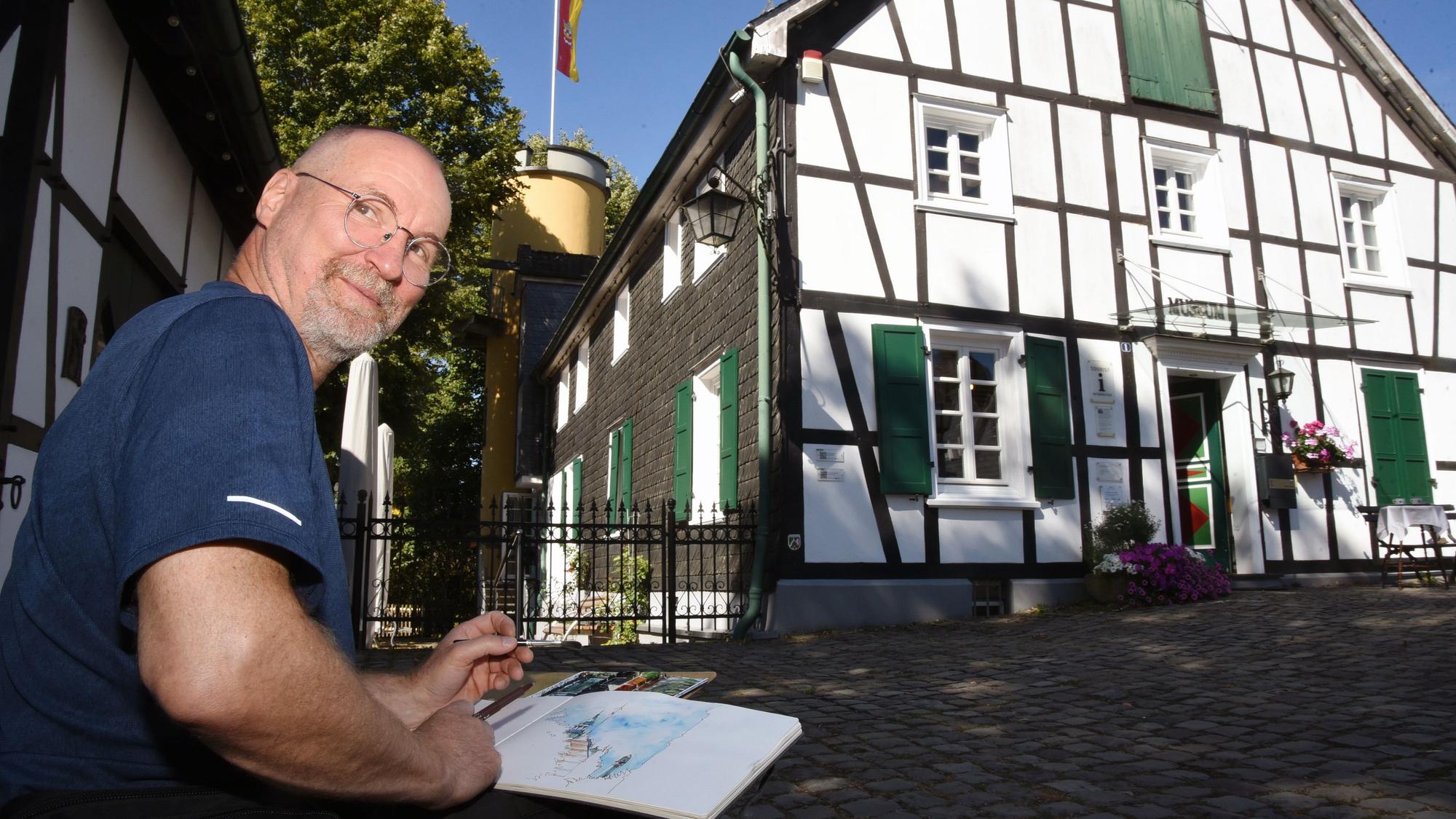 Skizzen am Heimatmuseum Bergneustadt: Hans-Christian Sanladerer skizziert Oberberg in freier Natur.