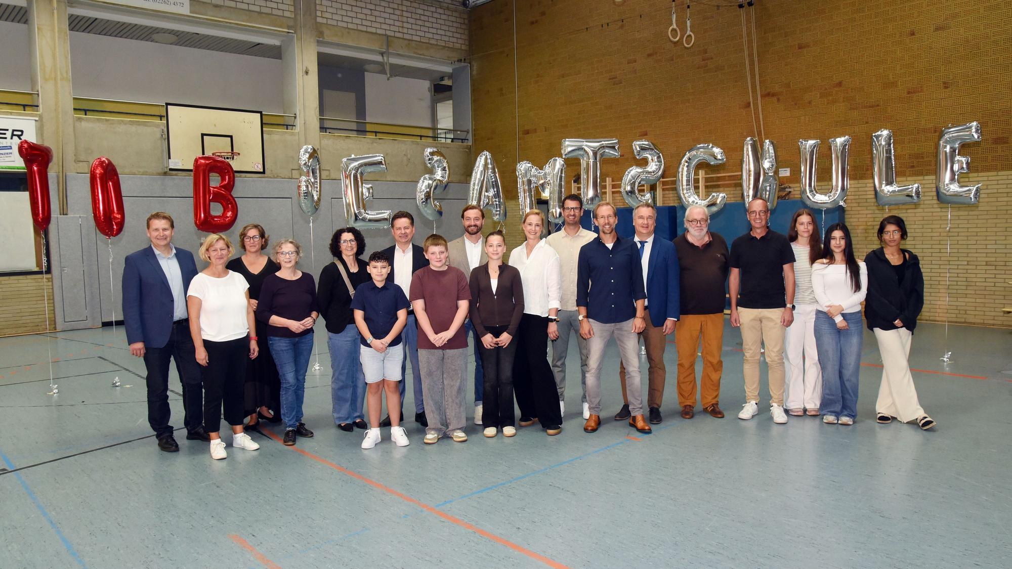 Die Sekundarschule Bielstein der Gesamtschule begrüsst die neuen Schüler für das neue Schuljahr mit einem Festakt in der Sporthalle Bielstein.