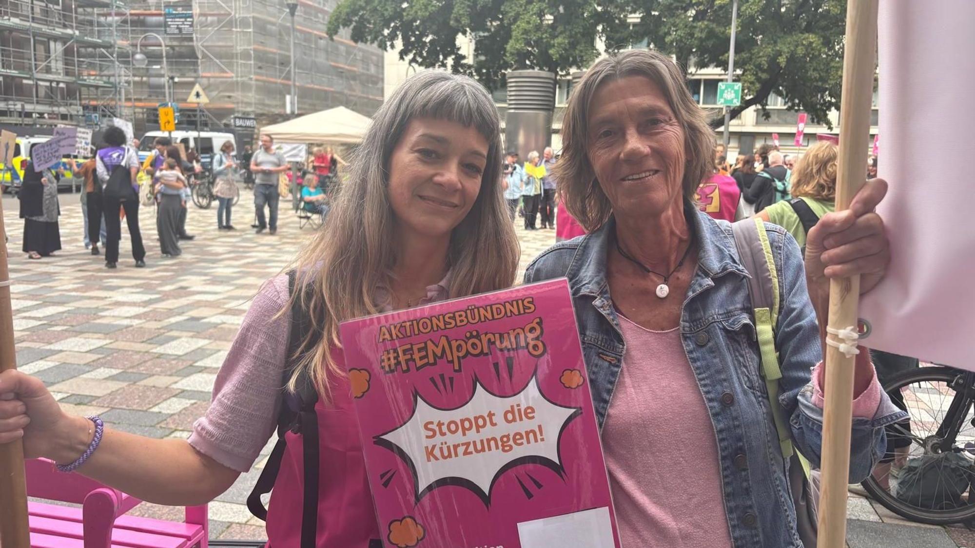 Würden lieber beraten, anstatt zu protestieren: Christiane Lehmann vom Kölner Handwerkerinnenhaus und Caroline Bahn vom Verein Frauen Leben.