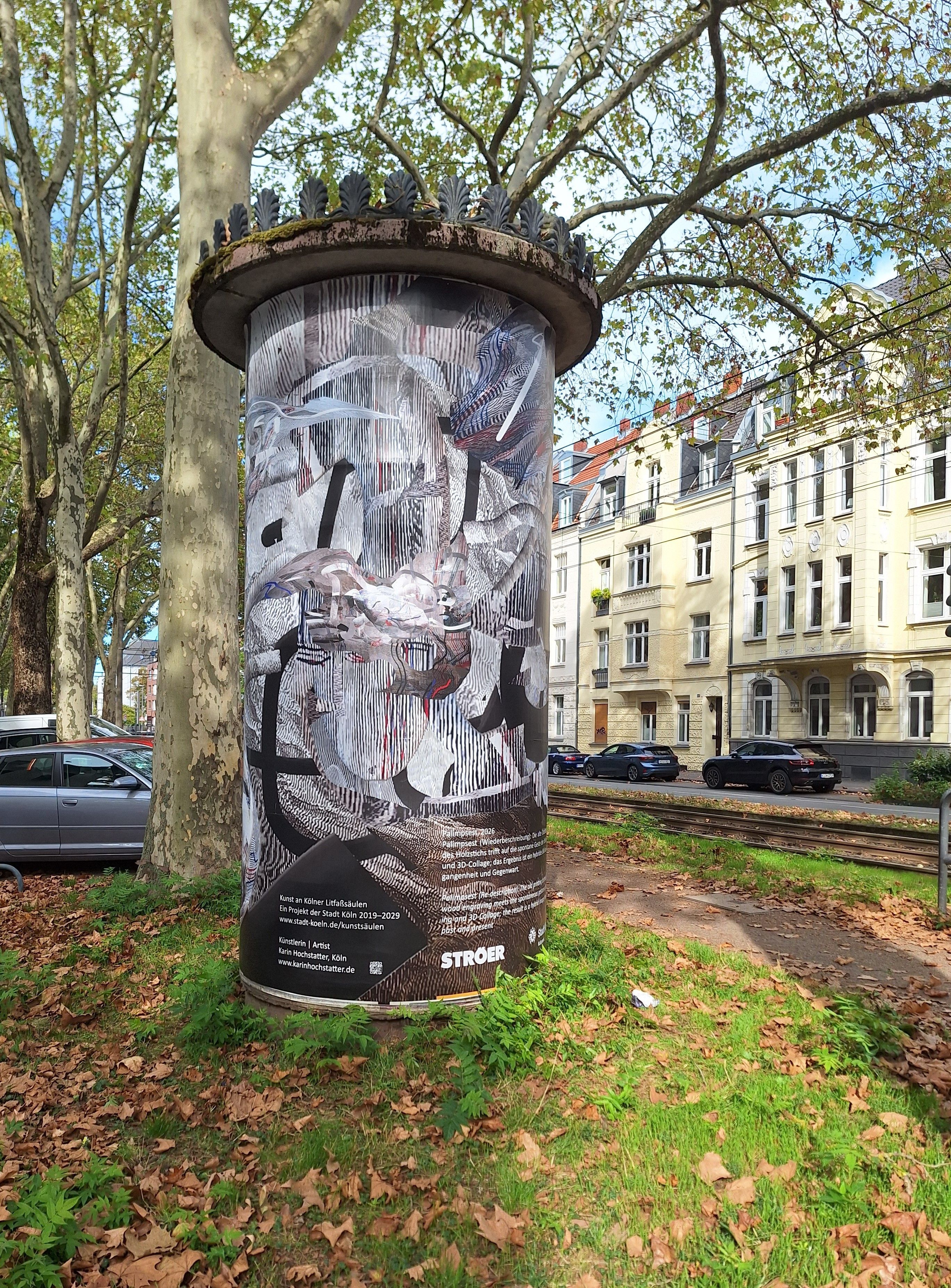 Eine Litfaßsäule der Aktion „Kunst an Kölner Litfaßsäulen“ zeigt die Arbeit „Palimpsest“ der Künstlerin Karin Hochstatter.