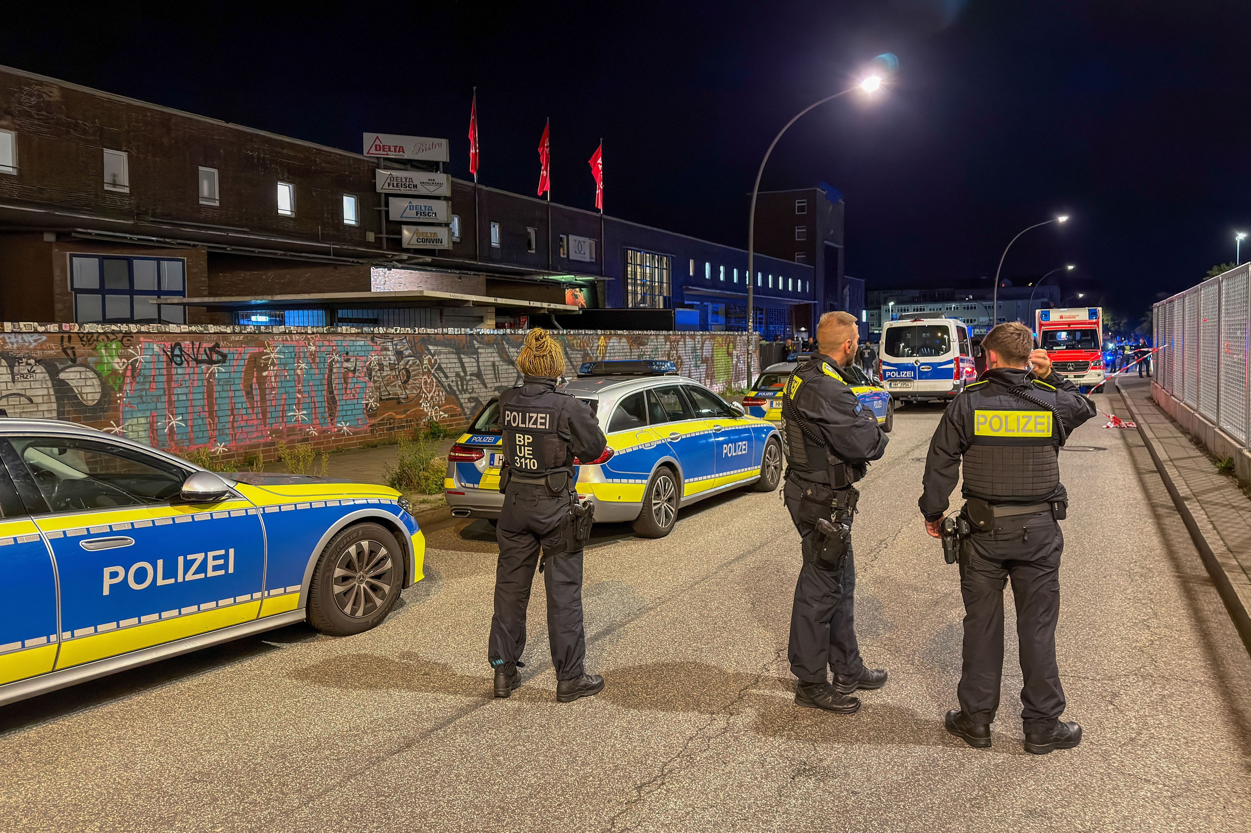 Polizisten stehen in der Lagerstraße in der Nähe der Messenhallen.