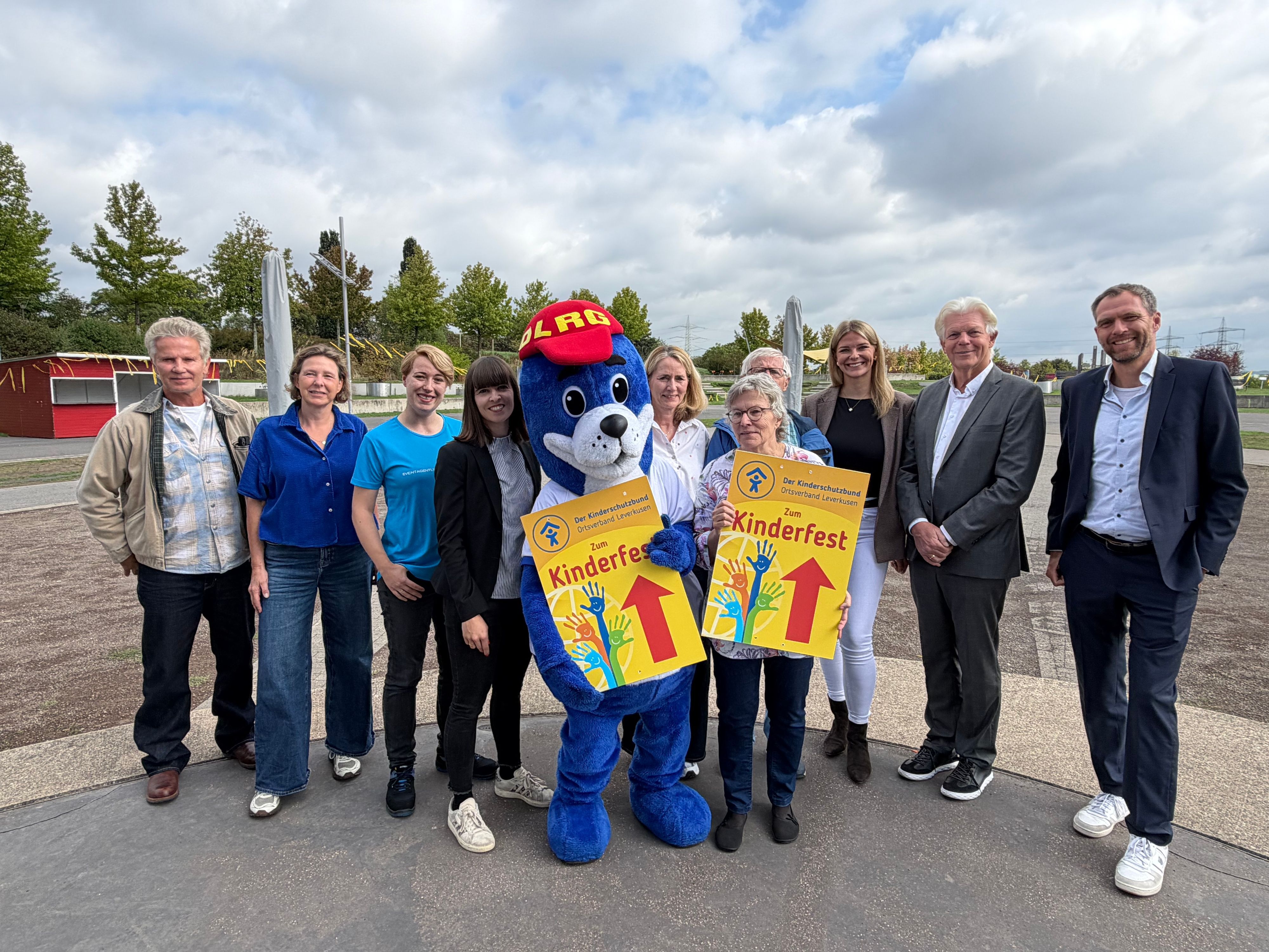 Nobby, Maskottchen der DLRG, und viele Organisatoren und Helfer freuen sich auf Kinder im Neulandpark.