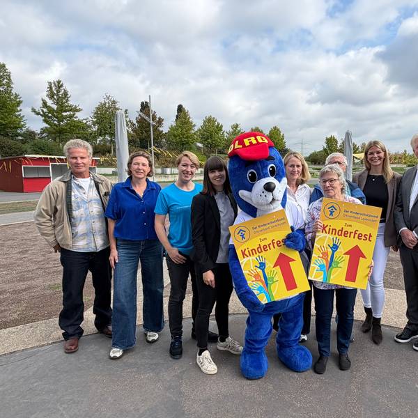 Nobby, Maskottchen der DLRG, und viele Organisatoren und Helfer freuen sich auf Kinder im Neulandpark.